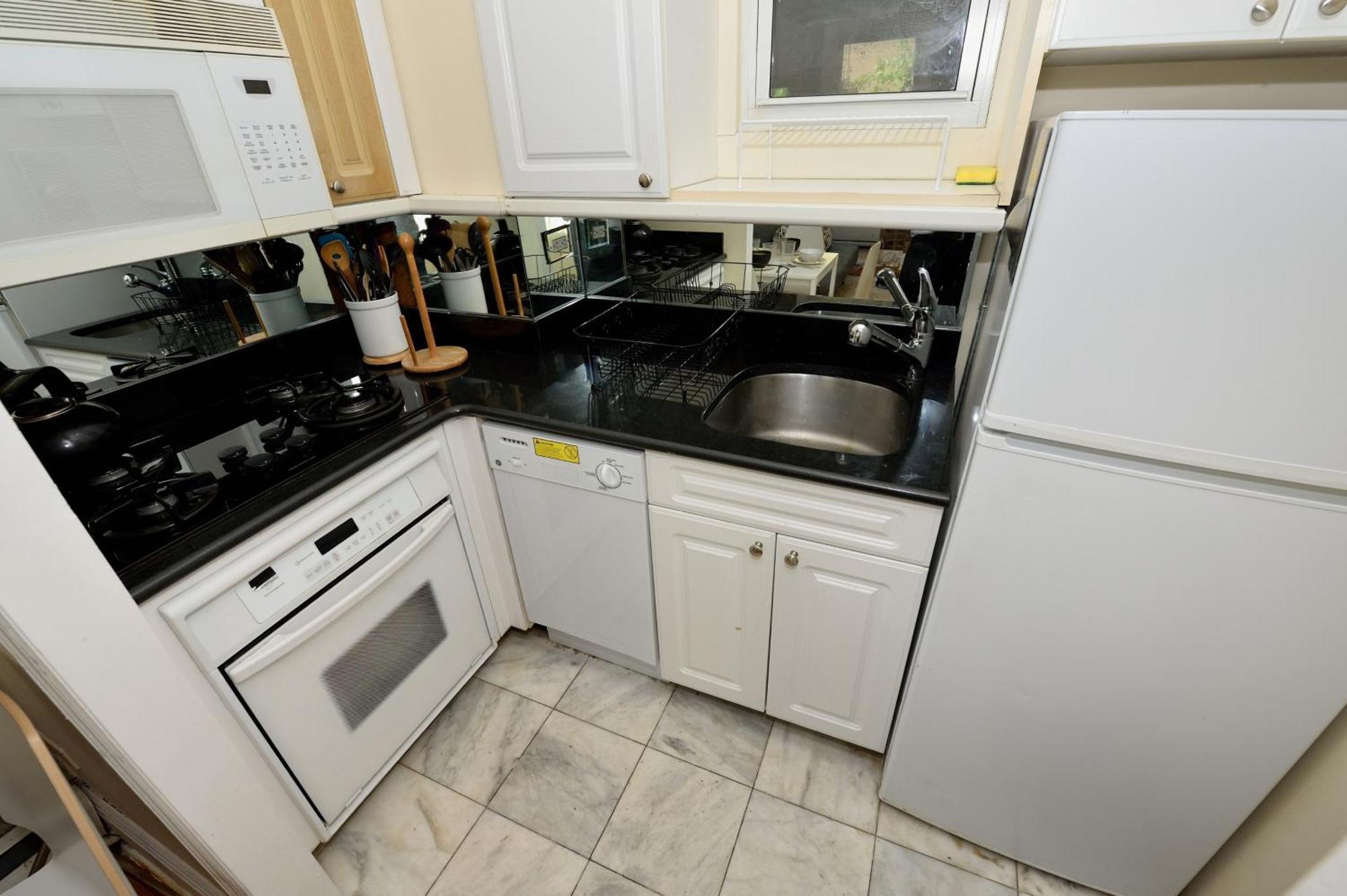 Apartment 10th Avenue Urban Retreat- 3br Nyc *