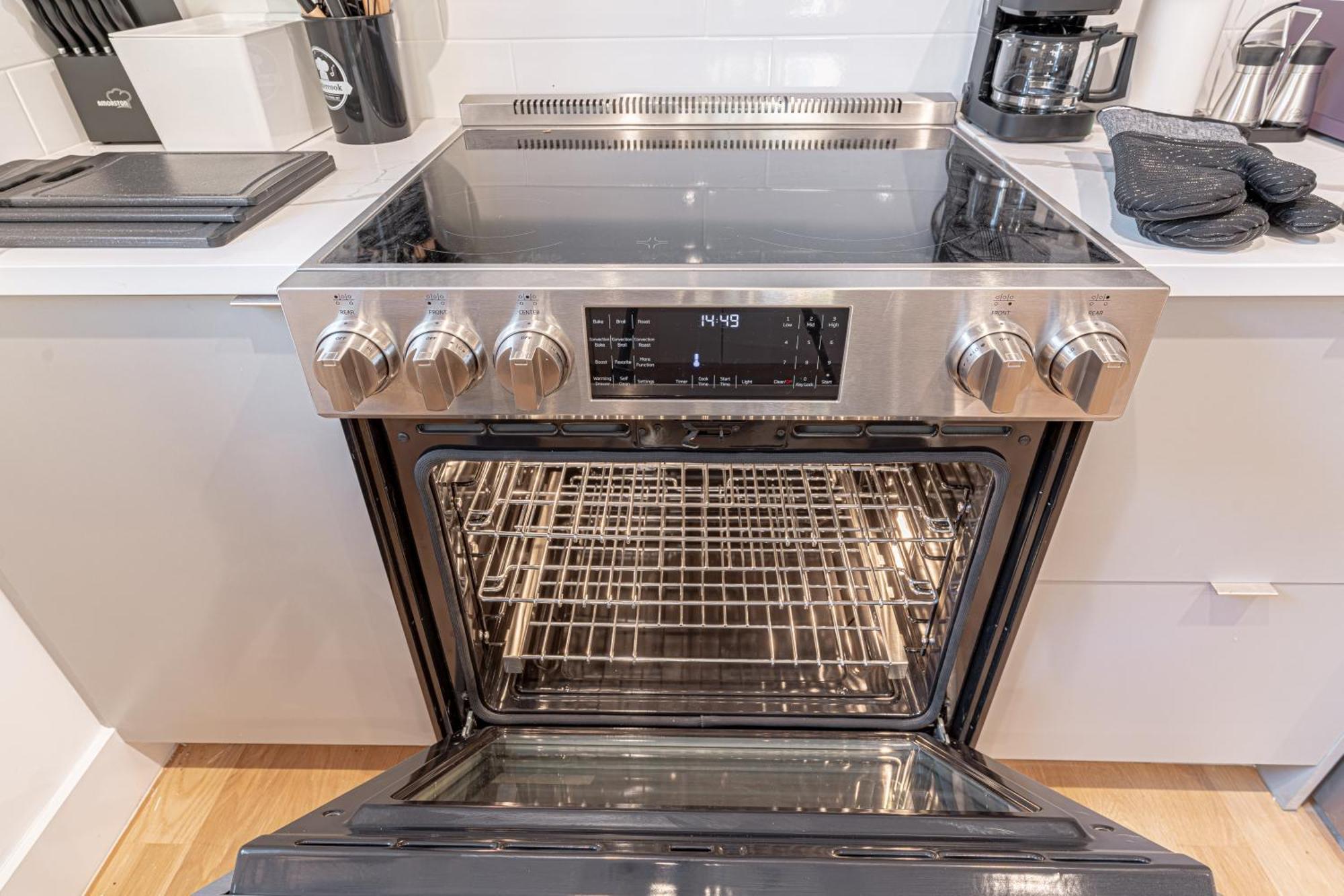 Modern Hideaway With 1br & Balcony New York