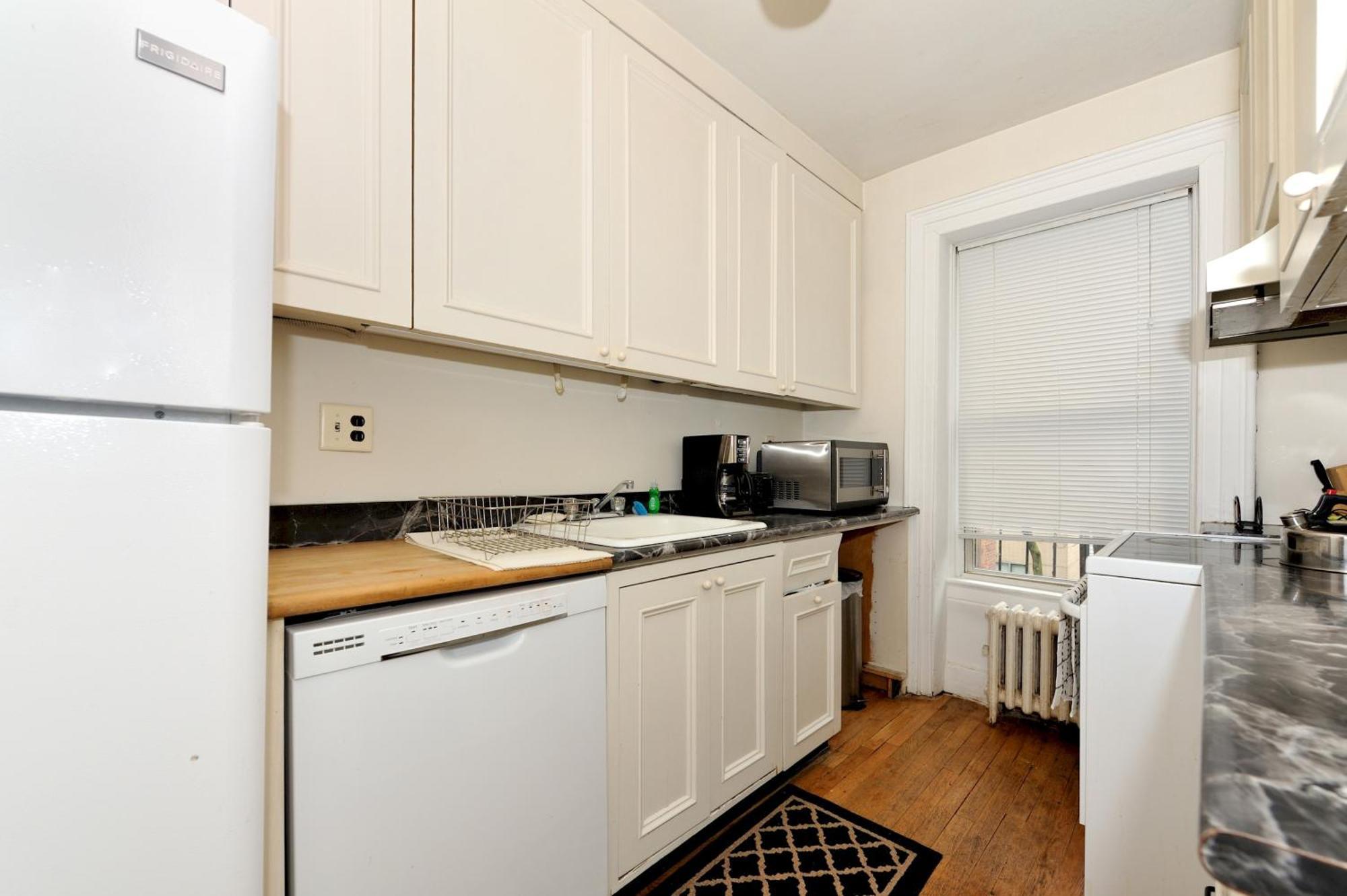 Comfy 3 Bedroom 1 Bath In Nyc *