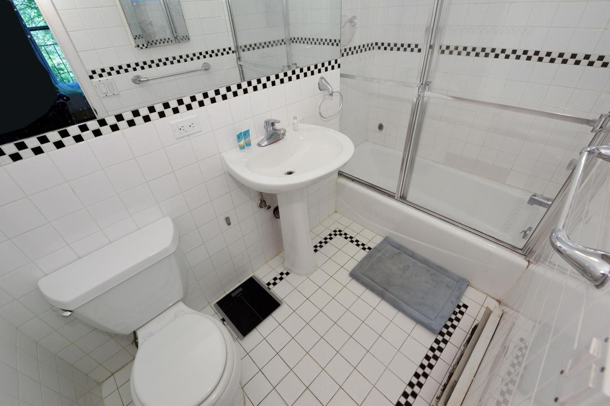 10th Avenue Urban Retreat- 3br Nyc