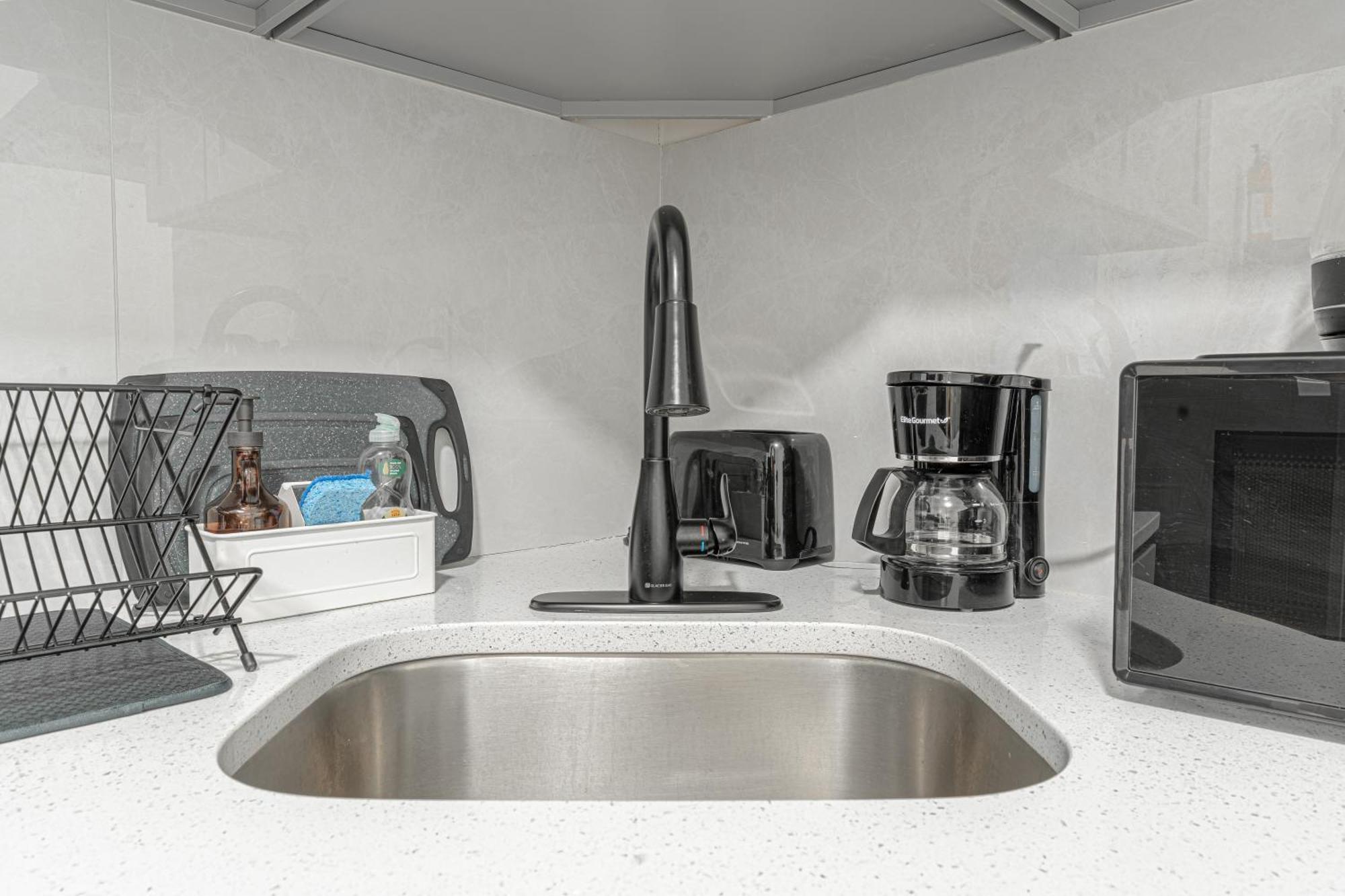 Modern 2br Retreat With Washer & Dryer - Near Subway & Lga *