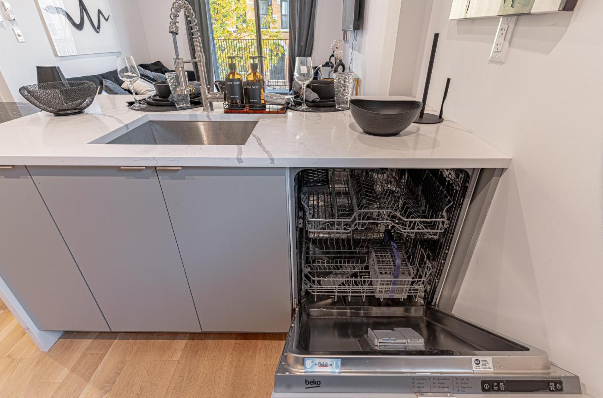 Apartment Modern Hideaway With 1br & Balcony New York