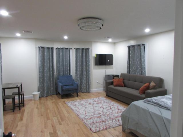 Cozy In Ozone Park Apartment