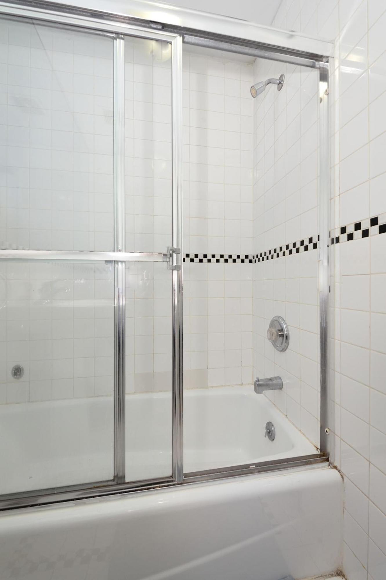 Apartment 10th Avenue Urban Retreat- 3br Nyc *