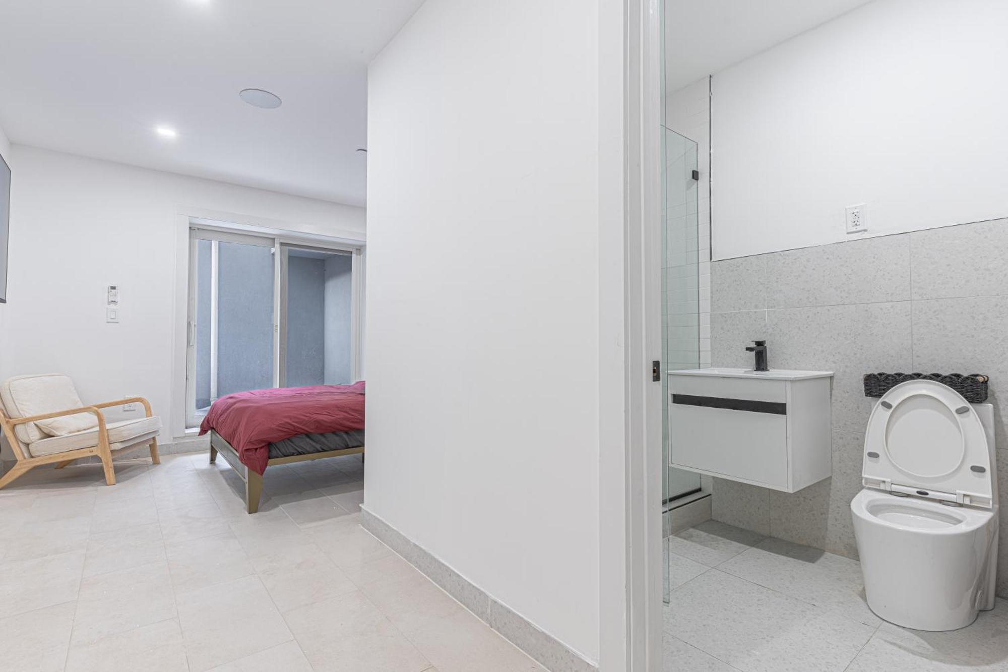 Modern Duplex Escape W Backyard Apartment *