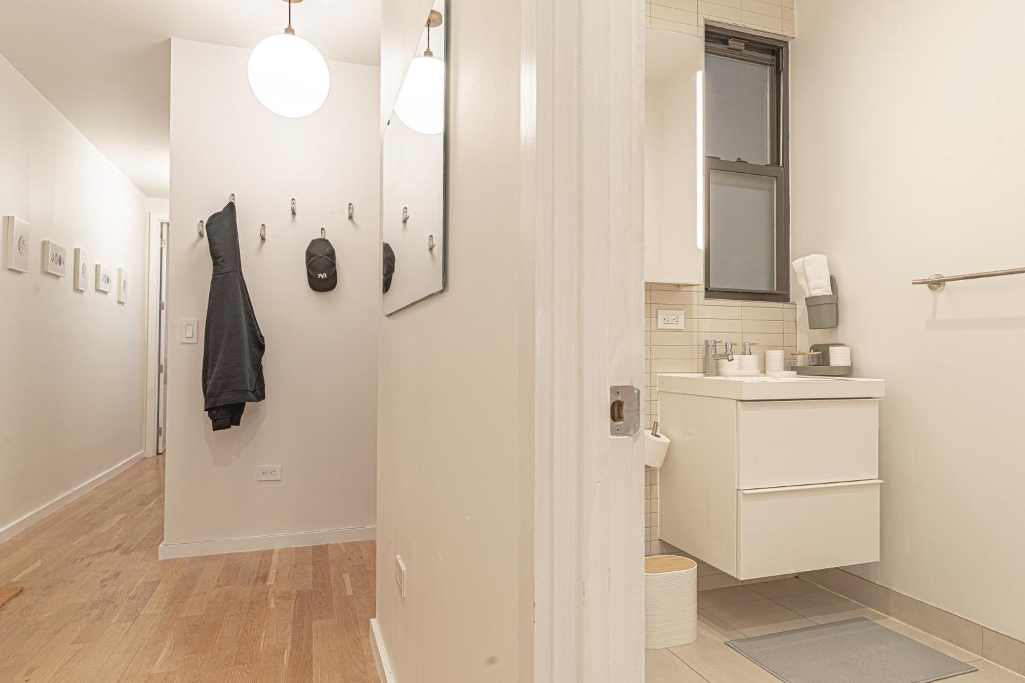 Stylish 2br Close To Williamsburg Apartment *