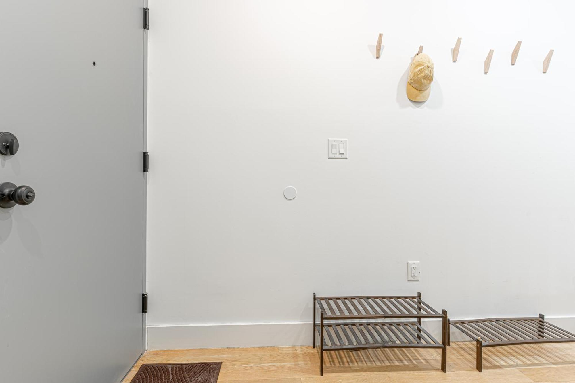 Modern Duplex Escape W Backyard Apartment *