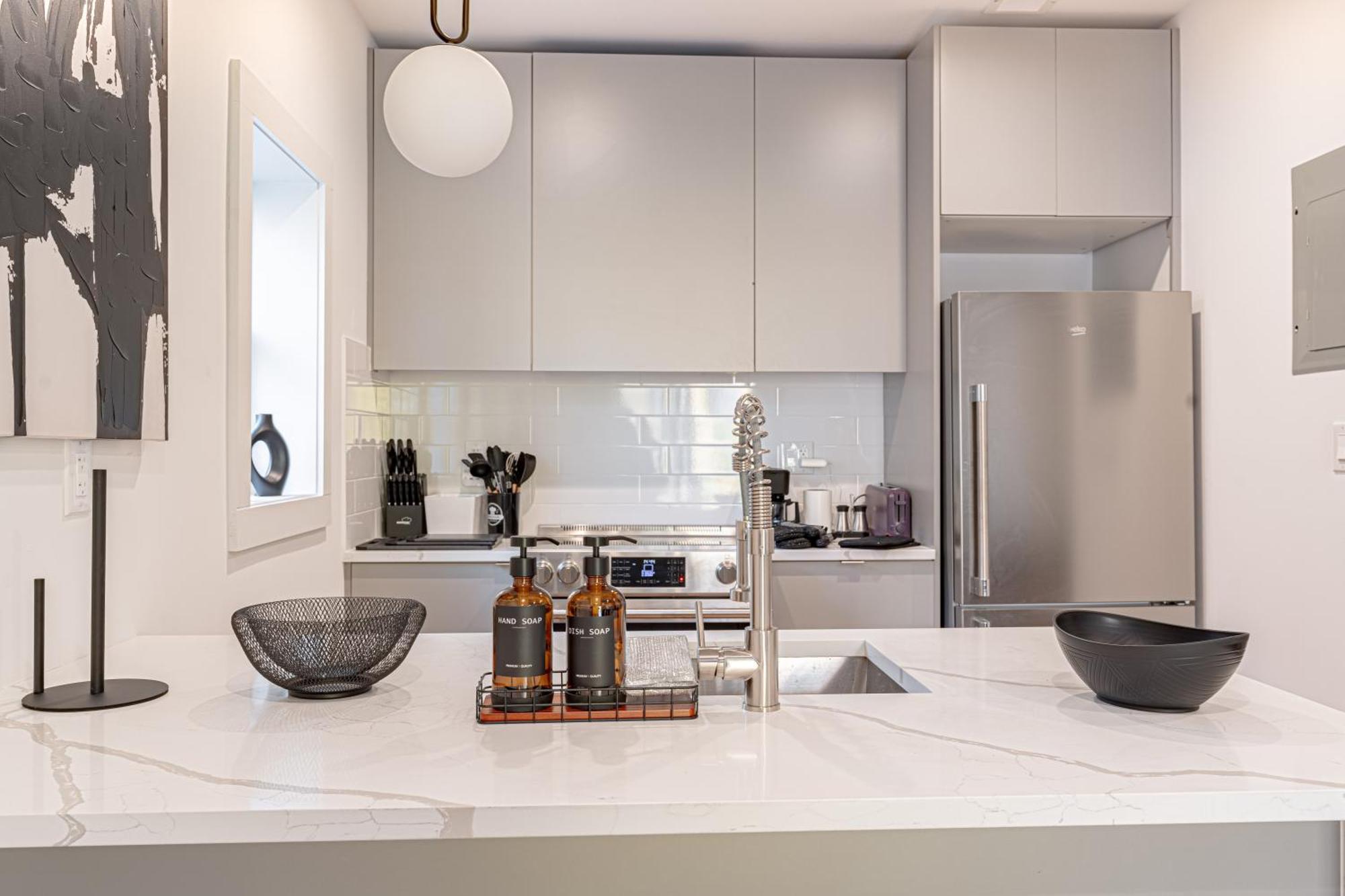 Apartment Modern Hideaway With 1br & Balcony New York