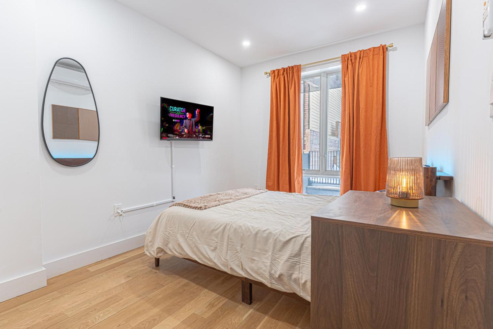 Modern Duplex Escape W Backyard Apartment
