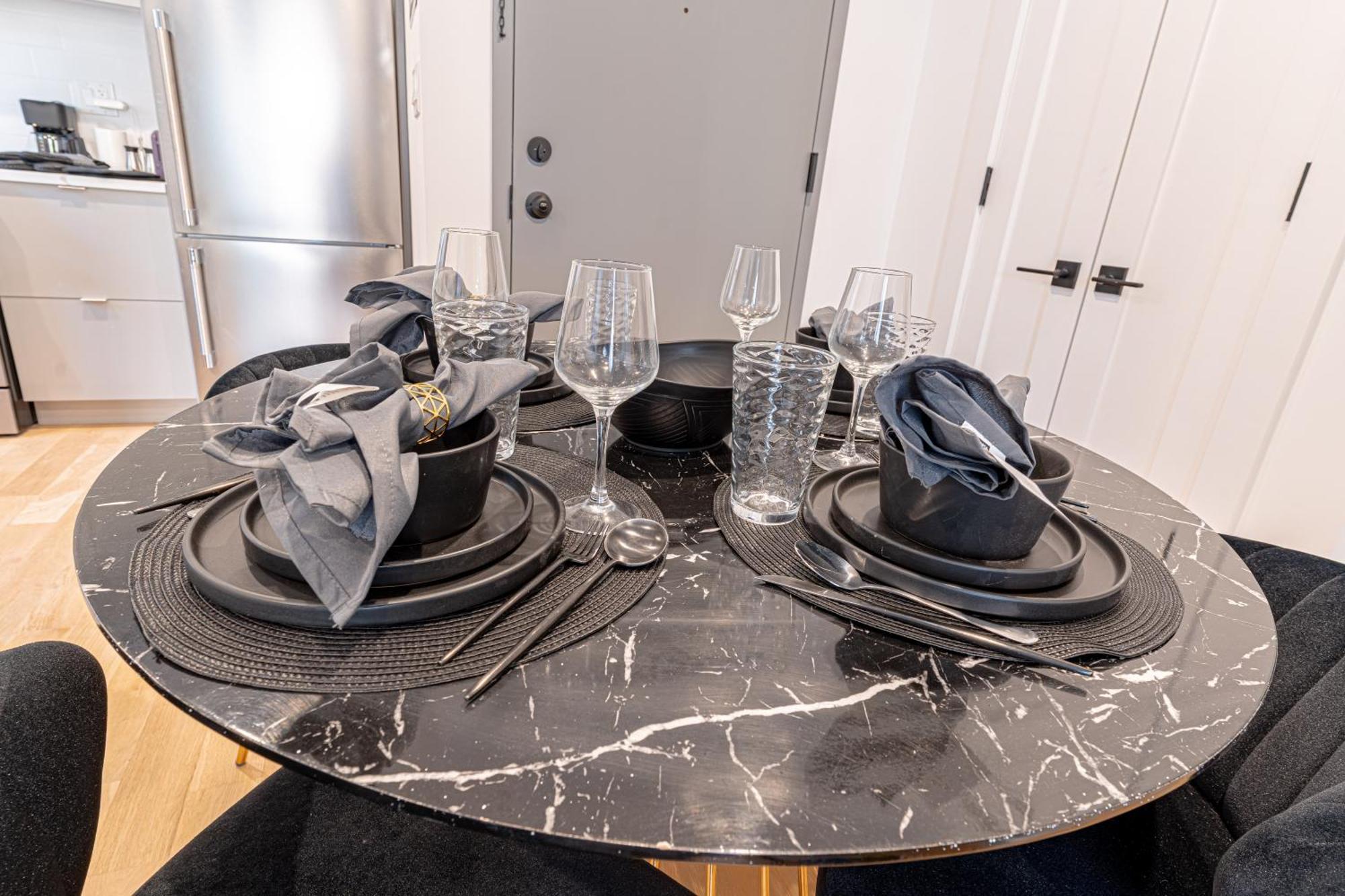 Apartment Modern Hideaway With 1br & Balcony