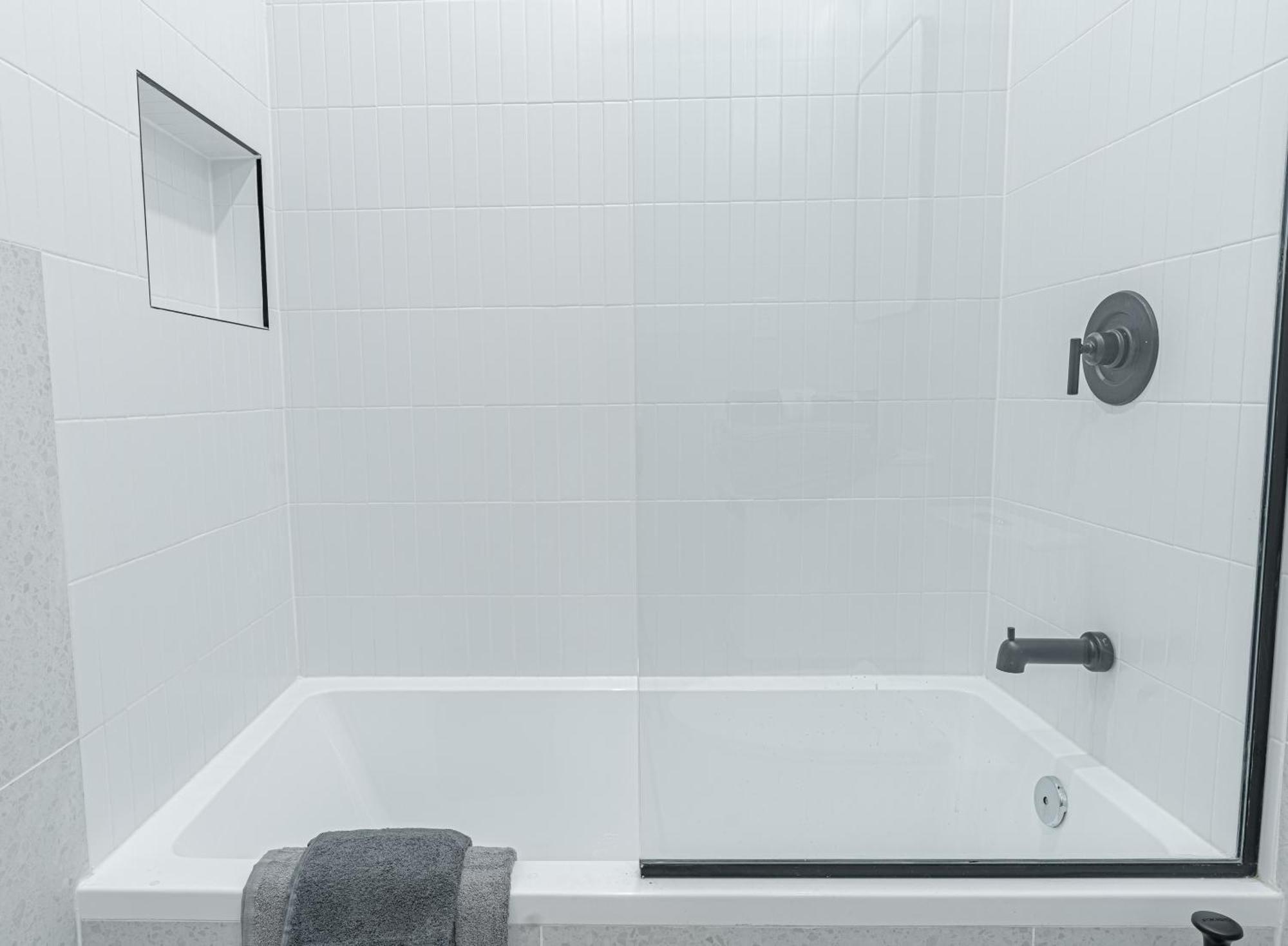 Apartment Modern Hideaway With 1br & Balcony