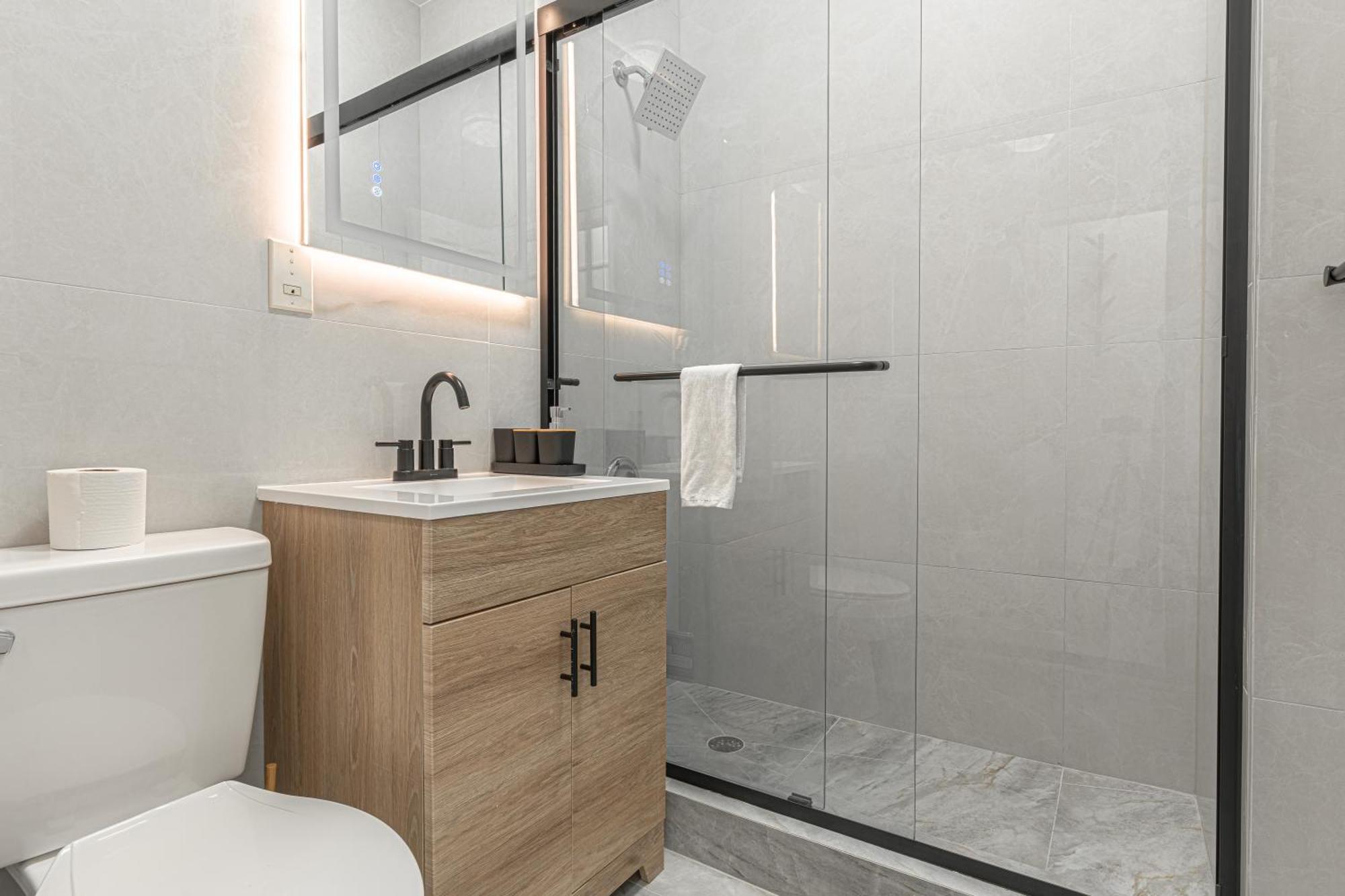 Apartment Modern 2br Retreat With Washer & Dryer - Near Subway & Lga *