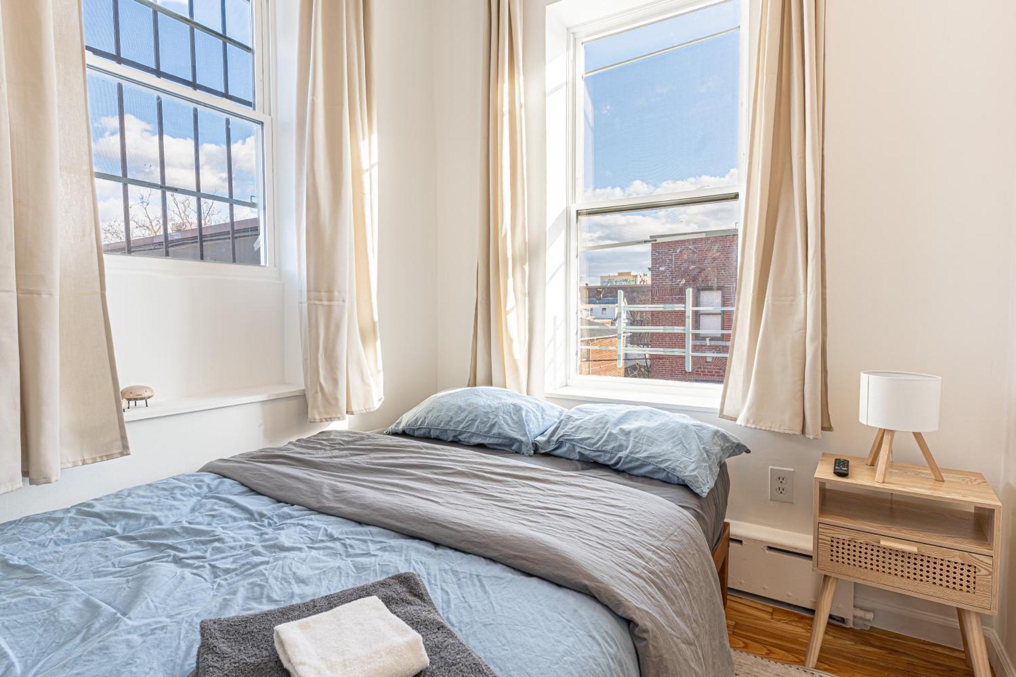 Comfy 2b Near Lga & Subway With Washer & Dryer *
