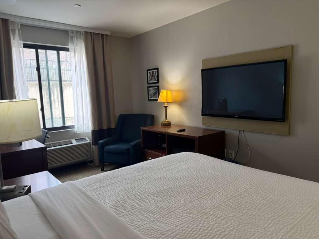 Hotel Days By Wyndham Brooklyn Marine Park