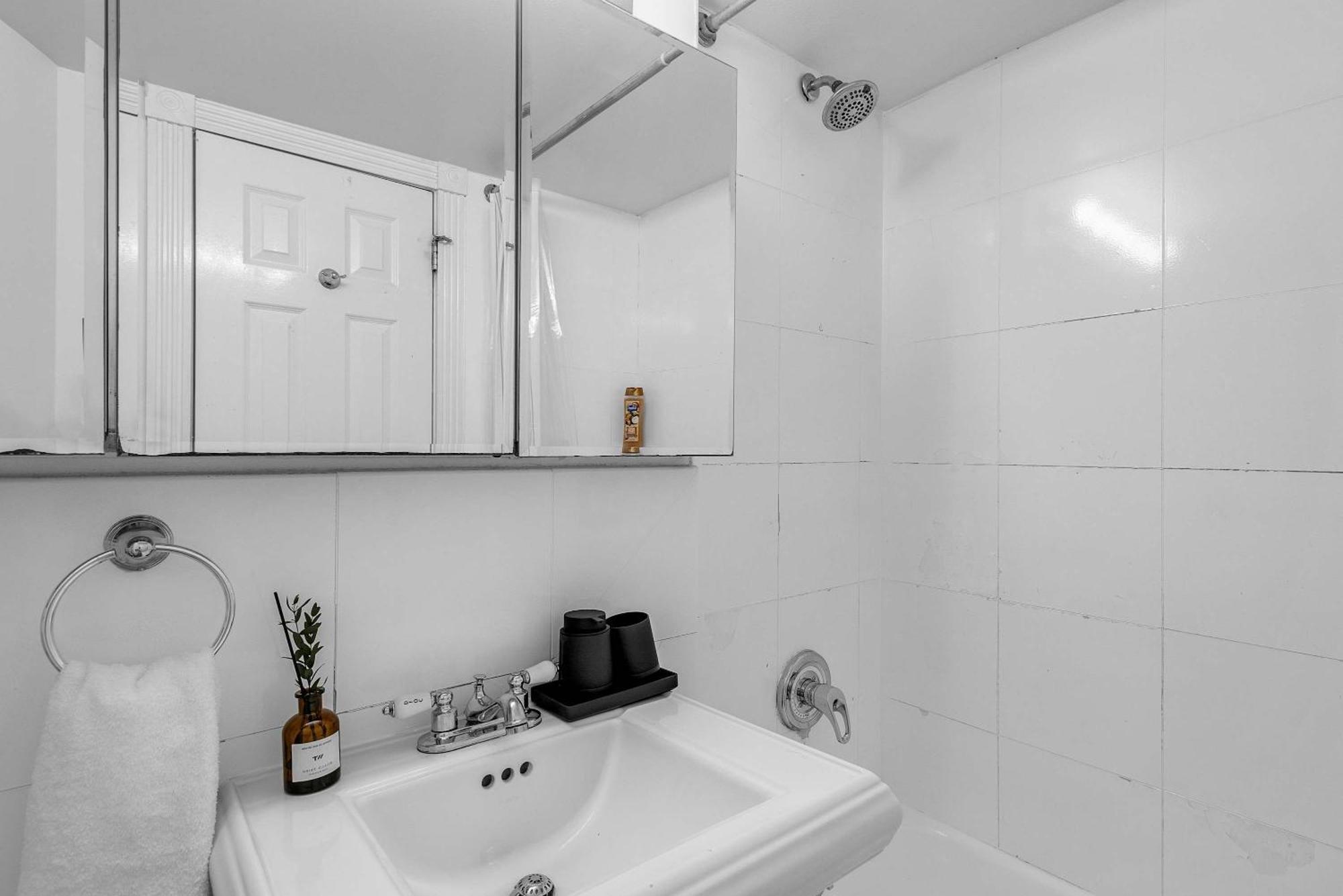 Bold Manhattan Base In Prime Nolita Apartment