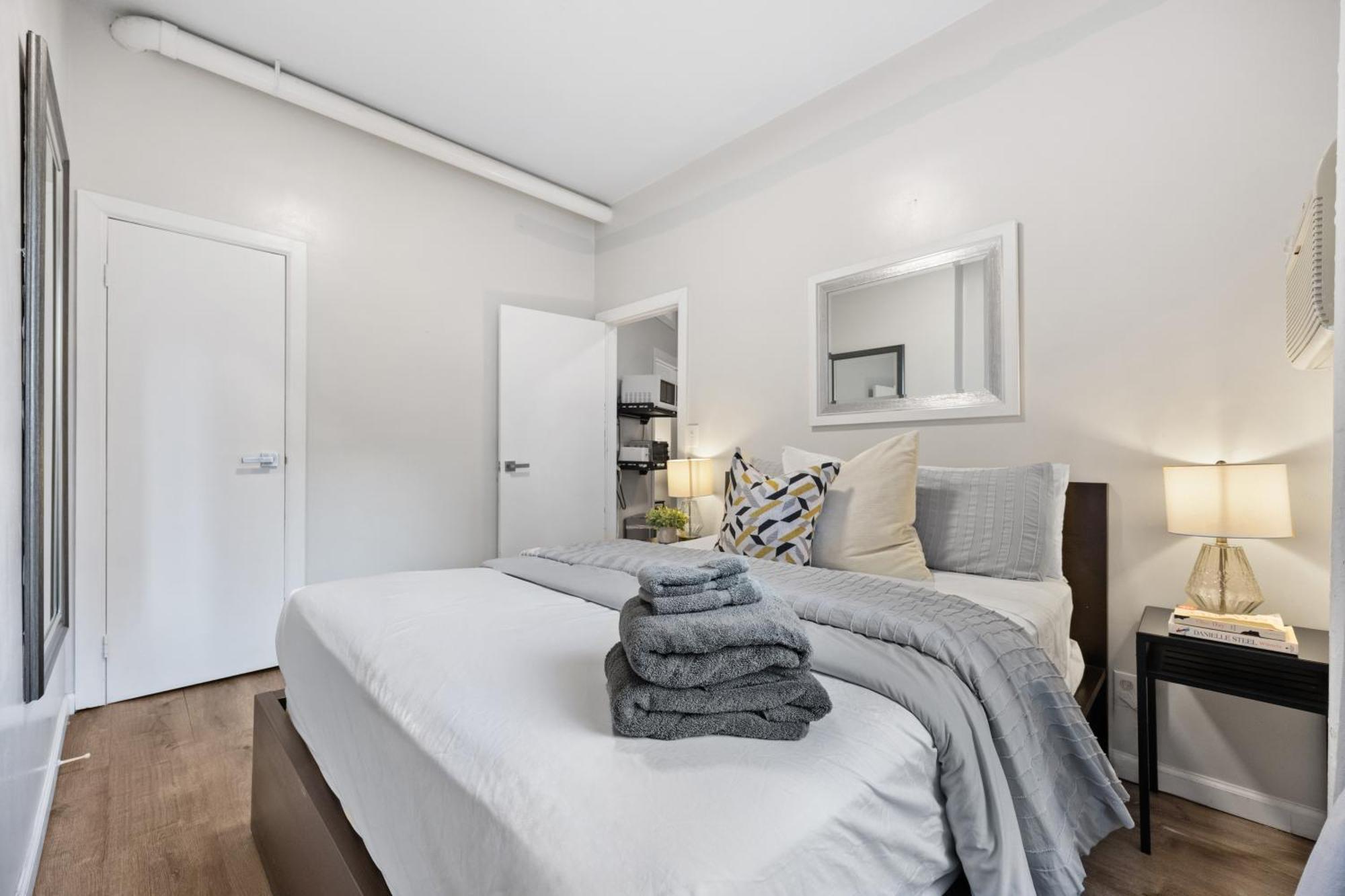 Apartment Lovely 2bed And 2bath With Unbeatable Location *