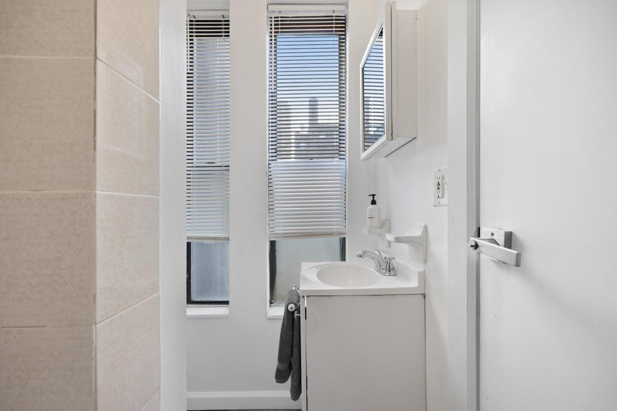 Apartment Lovely 2bed And 2bath With Unbeatable Location