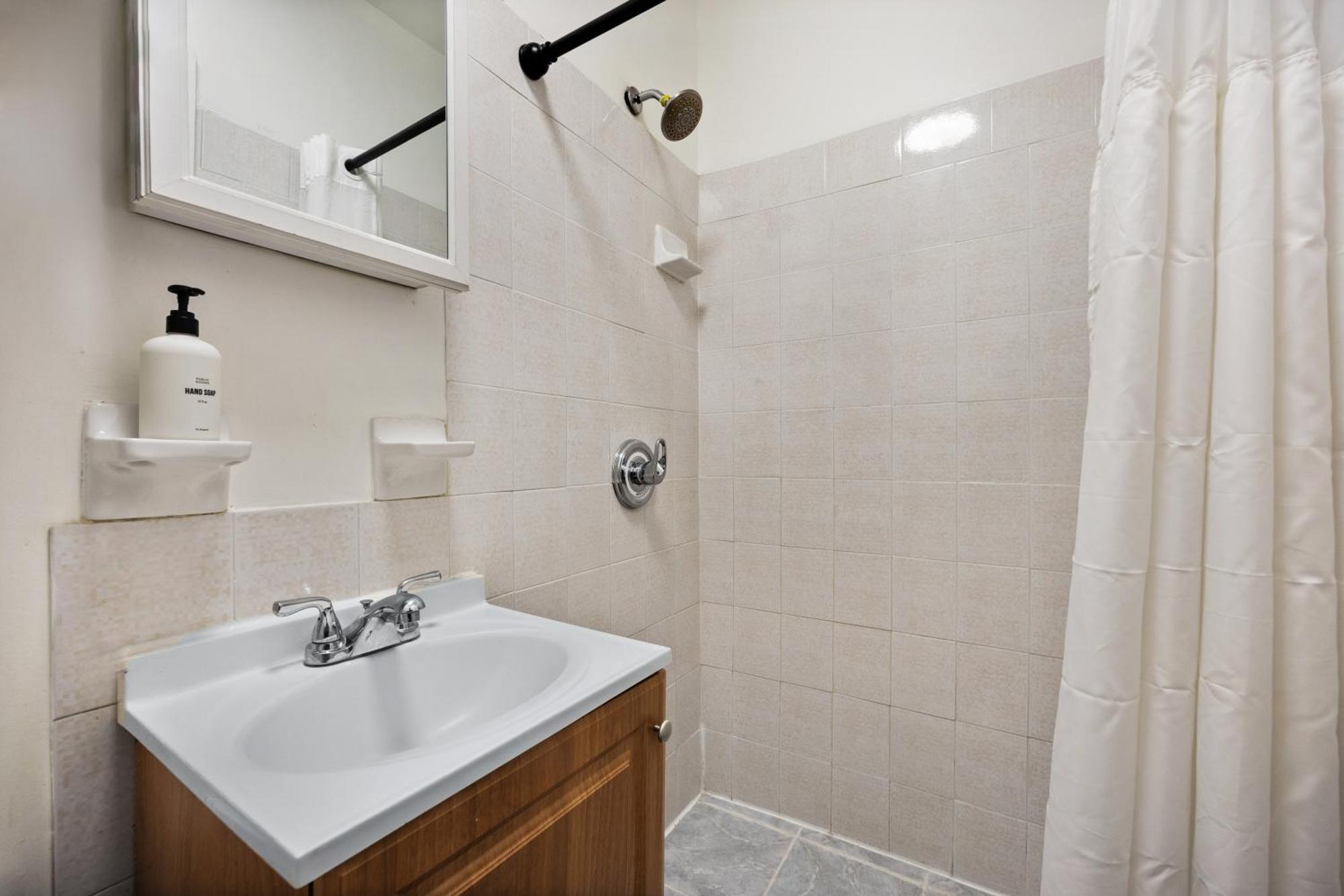 Lovely 2bed And 2bath With Unbeatable Location *