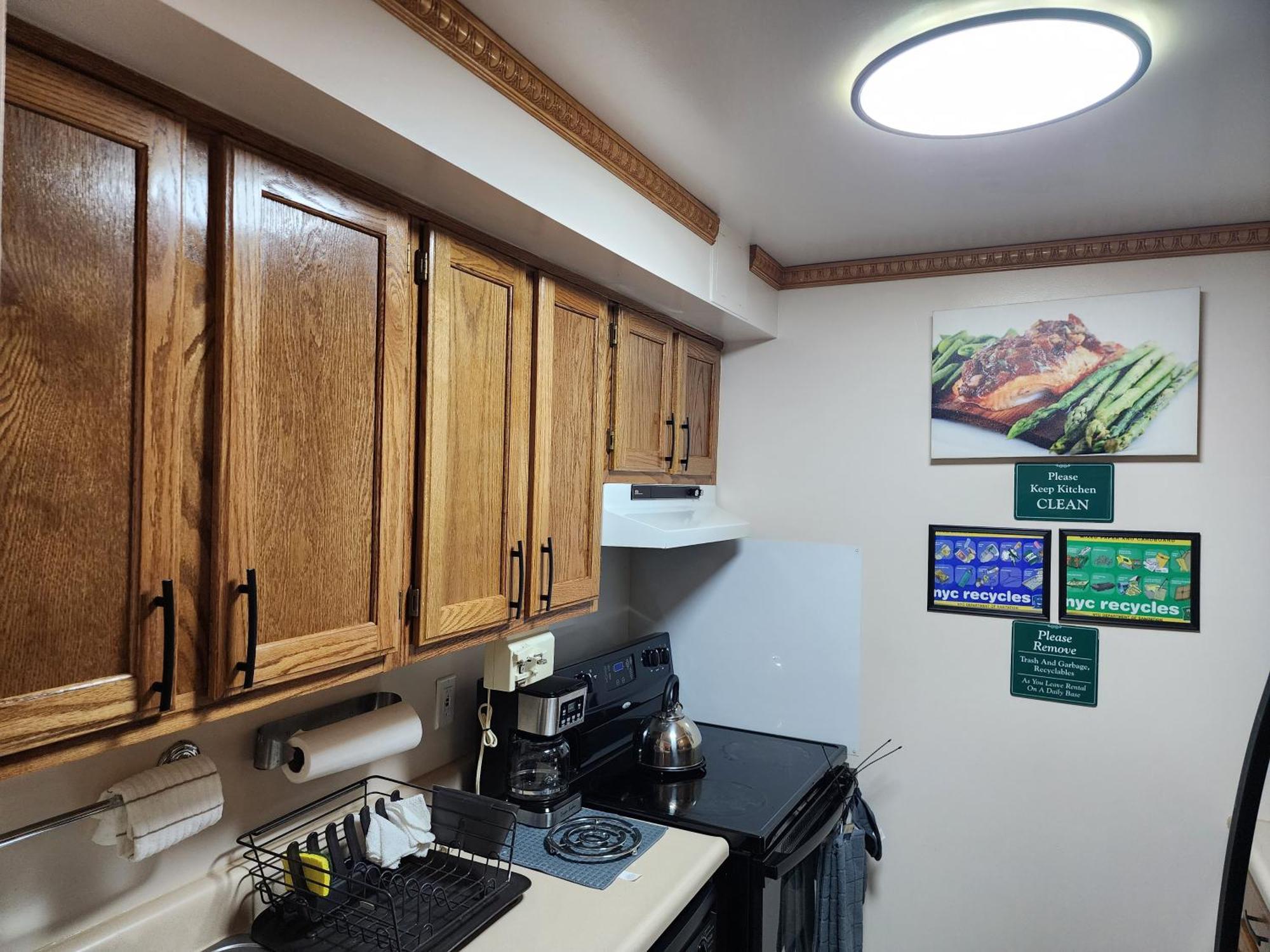 Apartment Two-bedroom Serviced Apartment: High-speed Wi-fi & Bi-monthly Housekeeping *