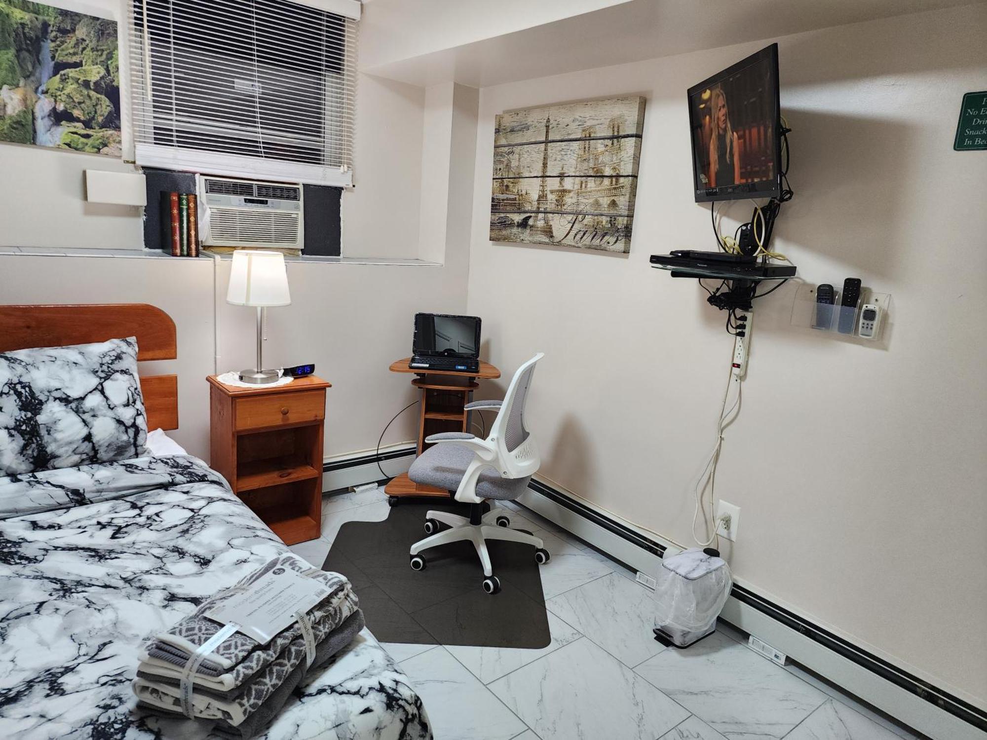 Two-bedroom Serviced Apartment: High-speed Wi-fi & Bi-monthly Housekeeping Apartment *