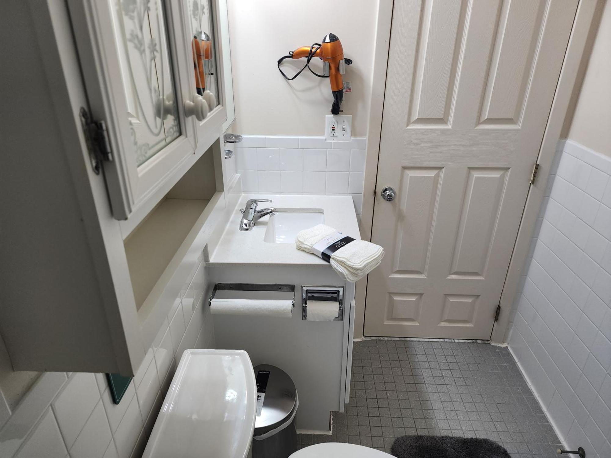 Two-bedroom Serviced Apartment: High-speed Wi-fi & Bi-monthly Housekeeping Apartment *