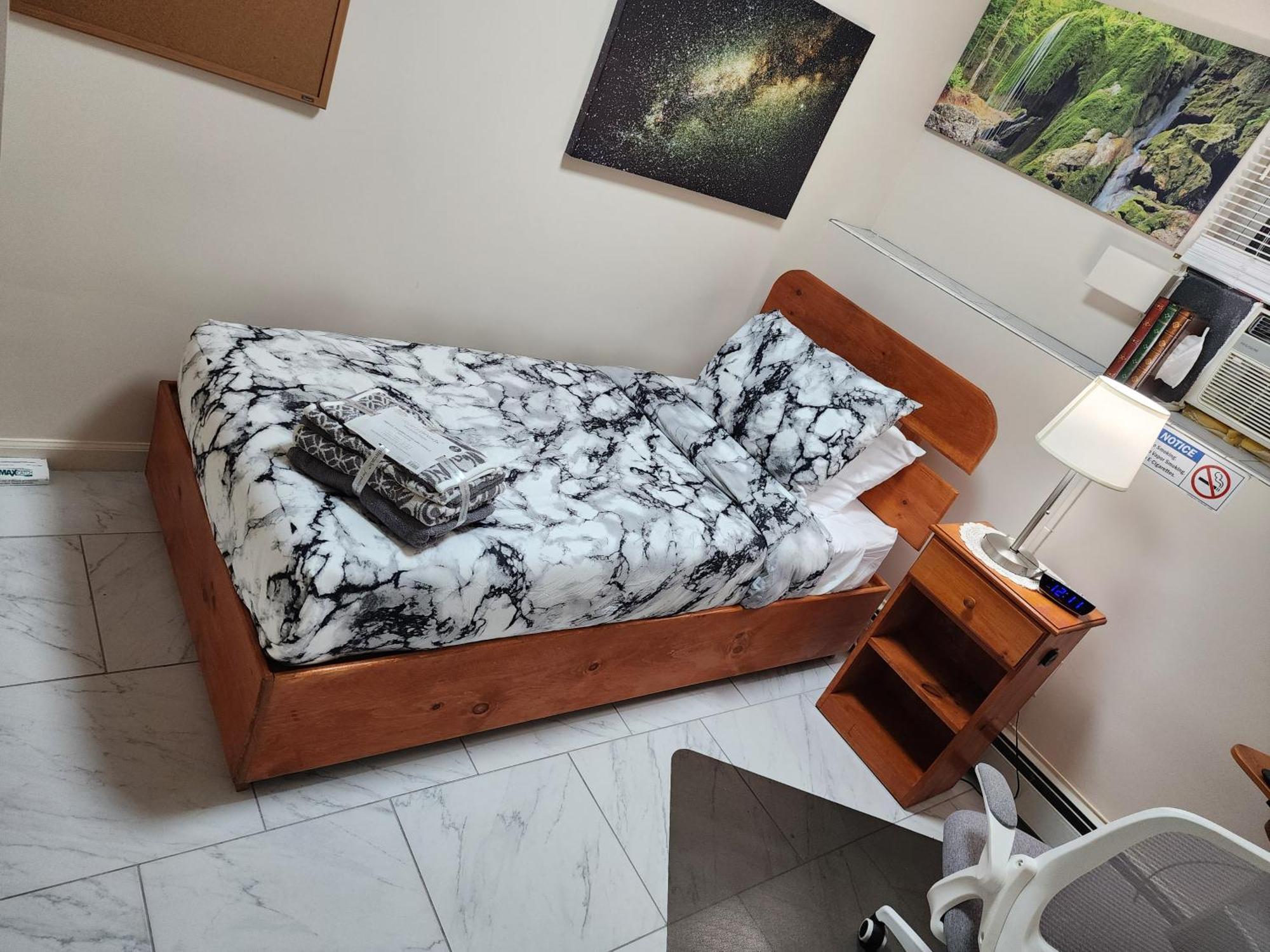 Apartment Two-bedroom Serviced Apartment: High-speed Wi-fi & Bi-monthly Housekeeping *