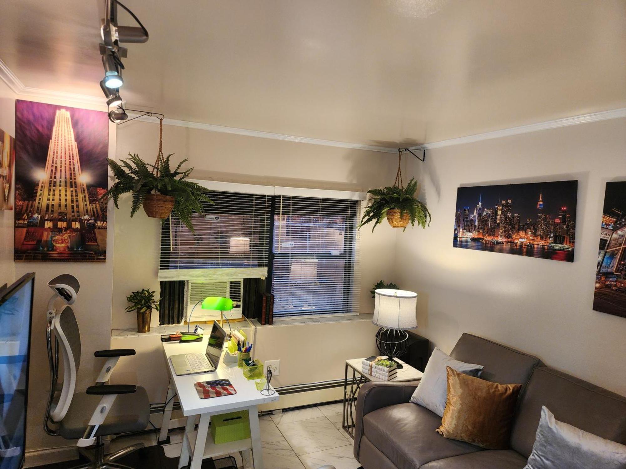 Booking.com Exxlusive: Fully Furnished One Bedroom Entire With Full Size Bed. For One Person Or Couple, Soulmate Positive Friendship *