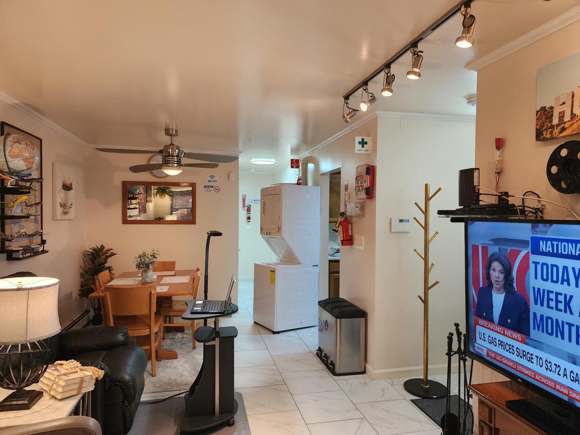 Apartment Booking.com Exxlusive: Fully Furnished One Bedroom Entire With Full Size Bed. For One Person Or Couple, Soulmate Positive Friendship *