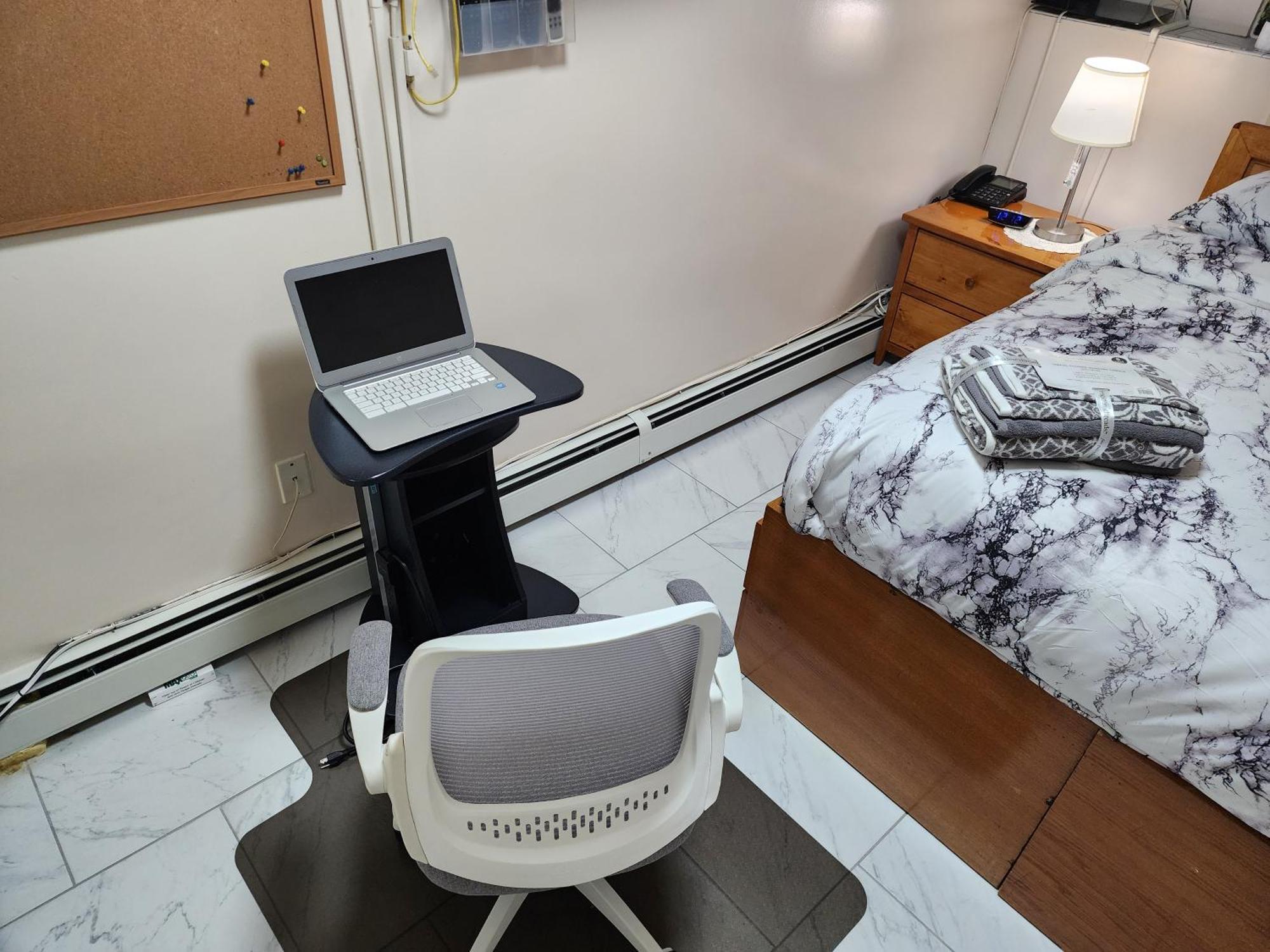 Apartment Booking.com Exxlusive: Fully Furnished One Bedroom Entire With Full Size Bed. For One Person Or Couple, Soulmate Positive Friendship *