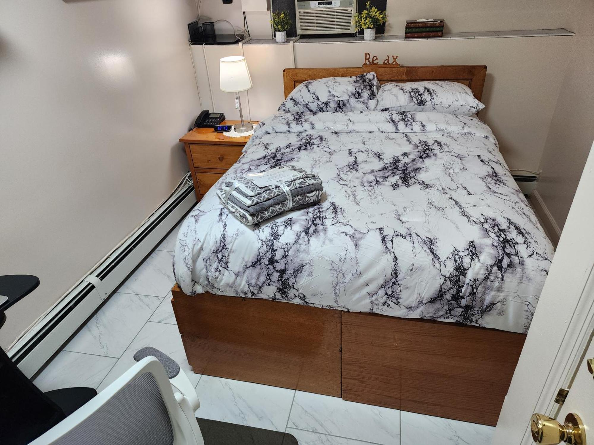 Booking.com Exxlusive: Fully Furnished One Bedroom Entire With Full Size Bed. For One Person Or Couple, Soulmate Positive Friendship