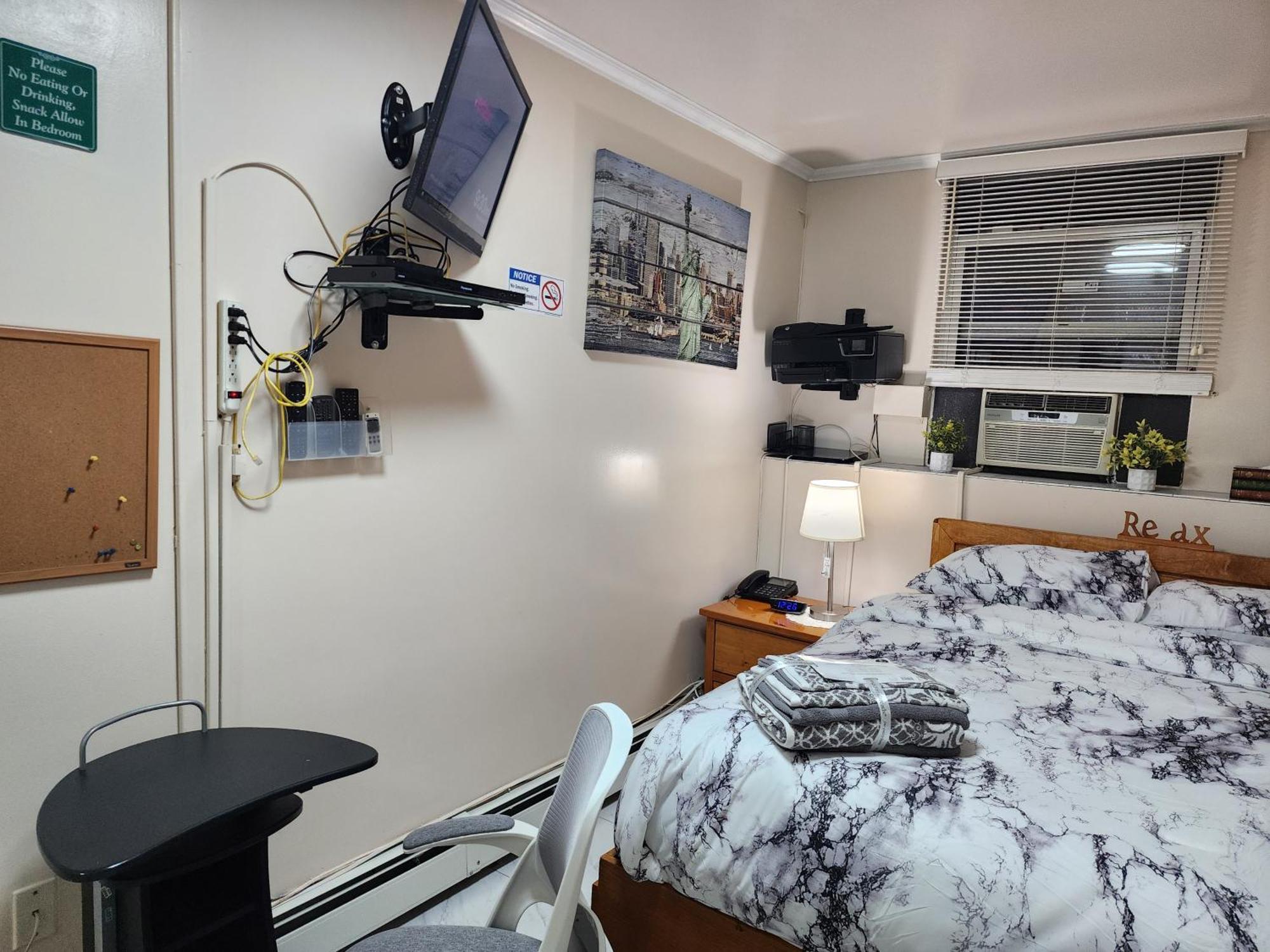 Booking.com Exxlusive: Fully Furnished One Bedroom Entire With Full Size Bed. For One Person Or Couple, Soulmate Positive Friendship Apartment *