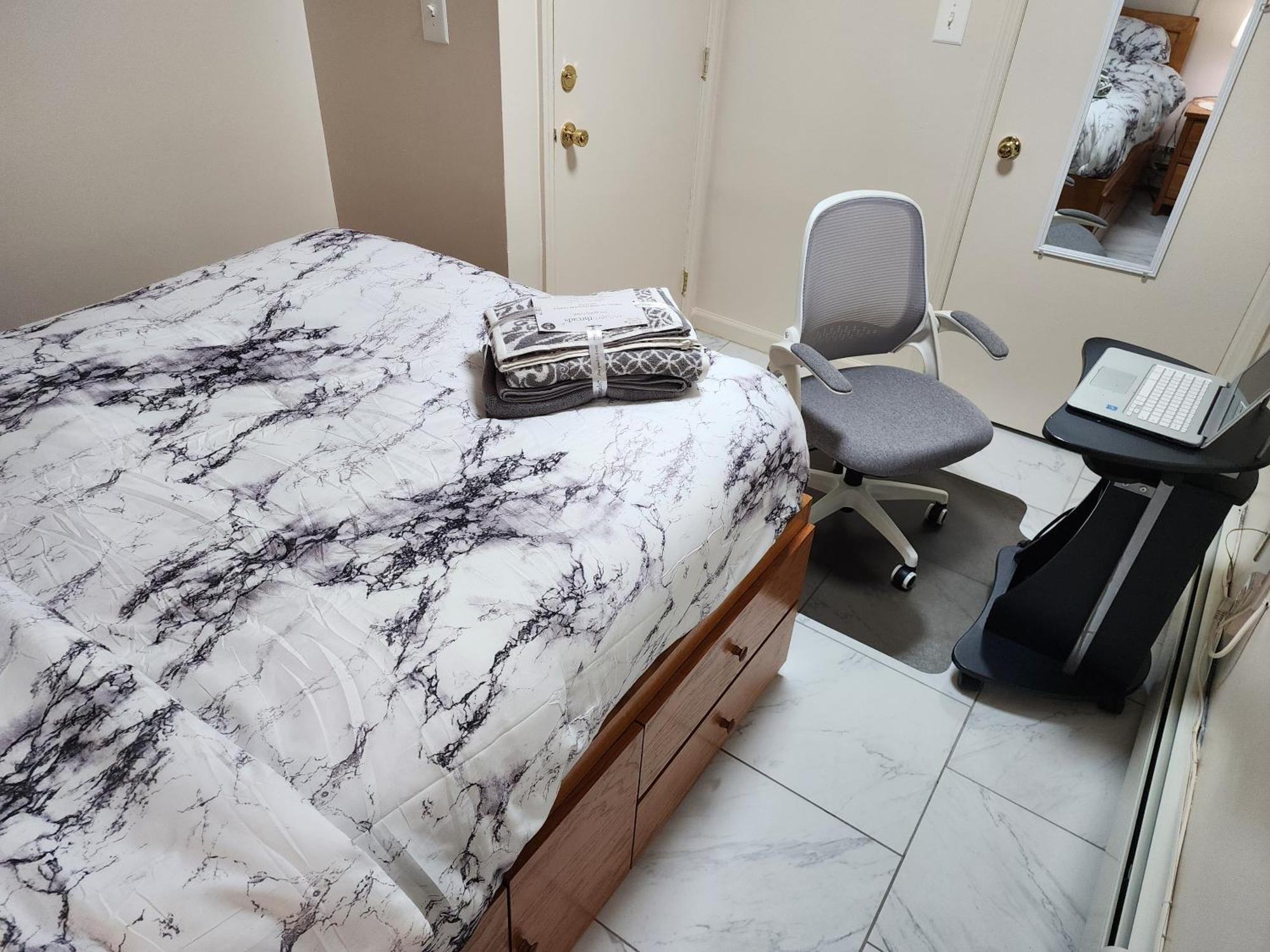 Apartment Booking.com Exxlusive: Fully Furnished One Bedroom Entire With Full Size Bed. For One Person Or Couple, Soulmate Positive Friendship