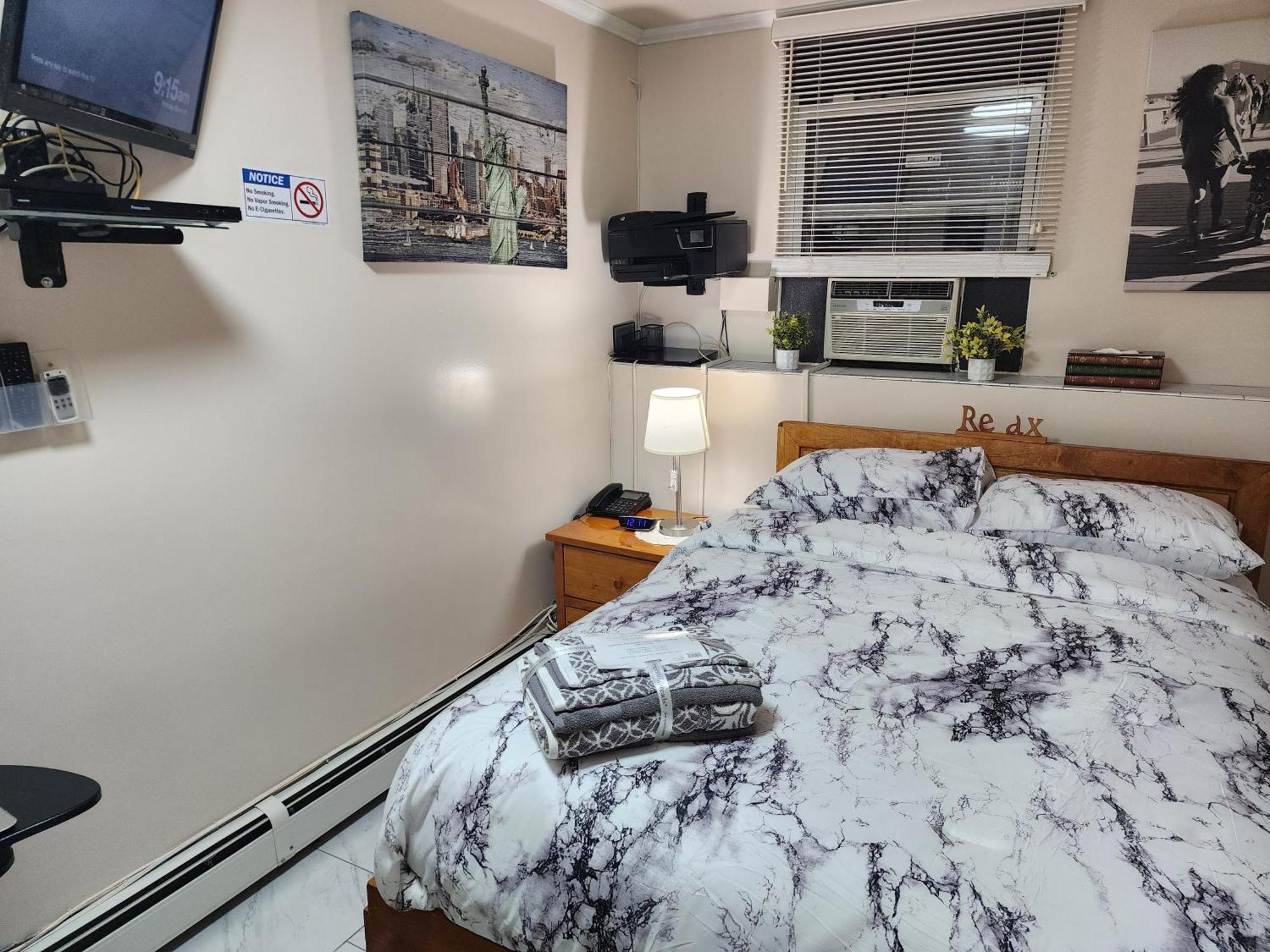 Booking.com Exxlusive: Fully Furnished One Bedroom Entire With Full Size Bed. For One Person Or Couple, Soulmate Positive Friendship *