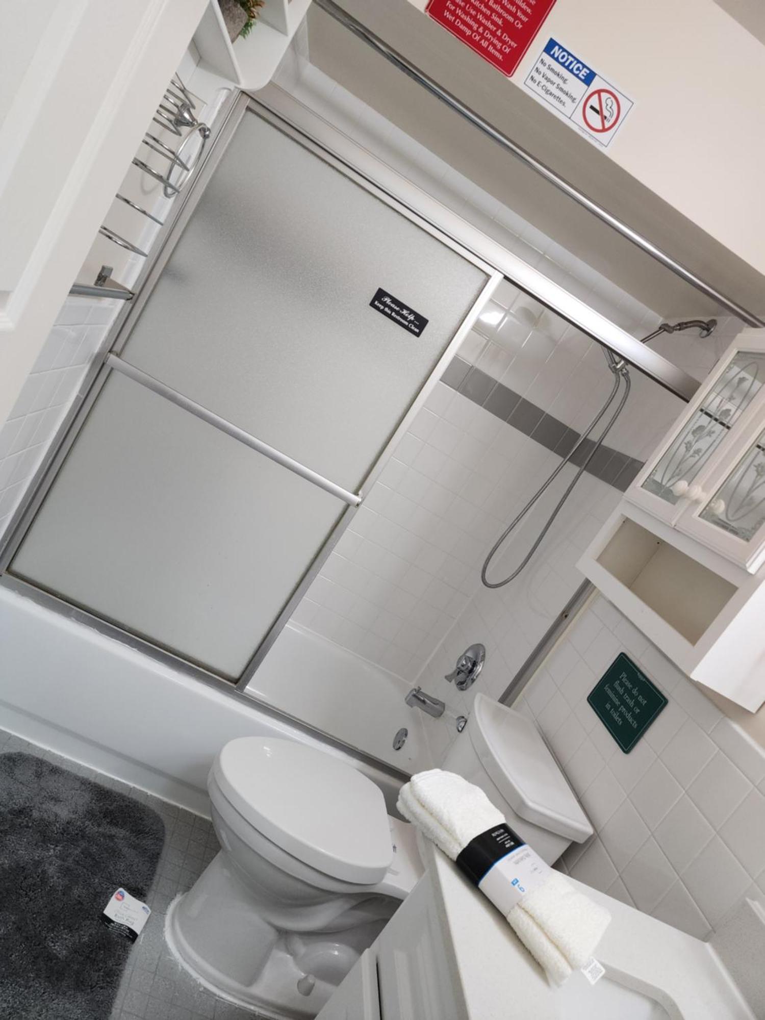 Booking.com Exxlusive: Fully Furnished One Bedroom Entire With Full Size Bed. For One Person Or Couple, Soulmate Positive Friendship