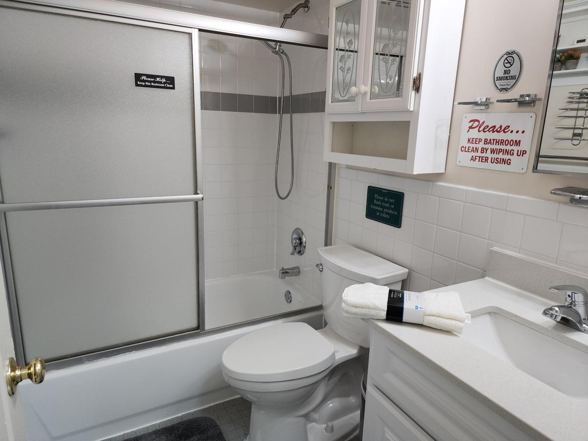 Apartment Booking.com Exxlusive: Fully Furnished One Bedroom Entire With Full Size Bed. For One Person Or Couple, Soulmate Positive Friendship *