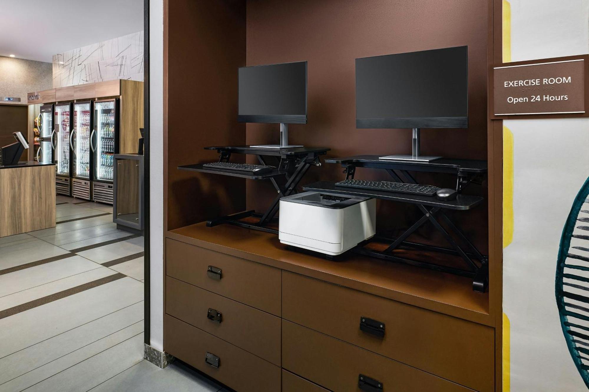 By Marriott Queens Hotel 3*