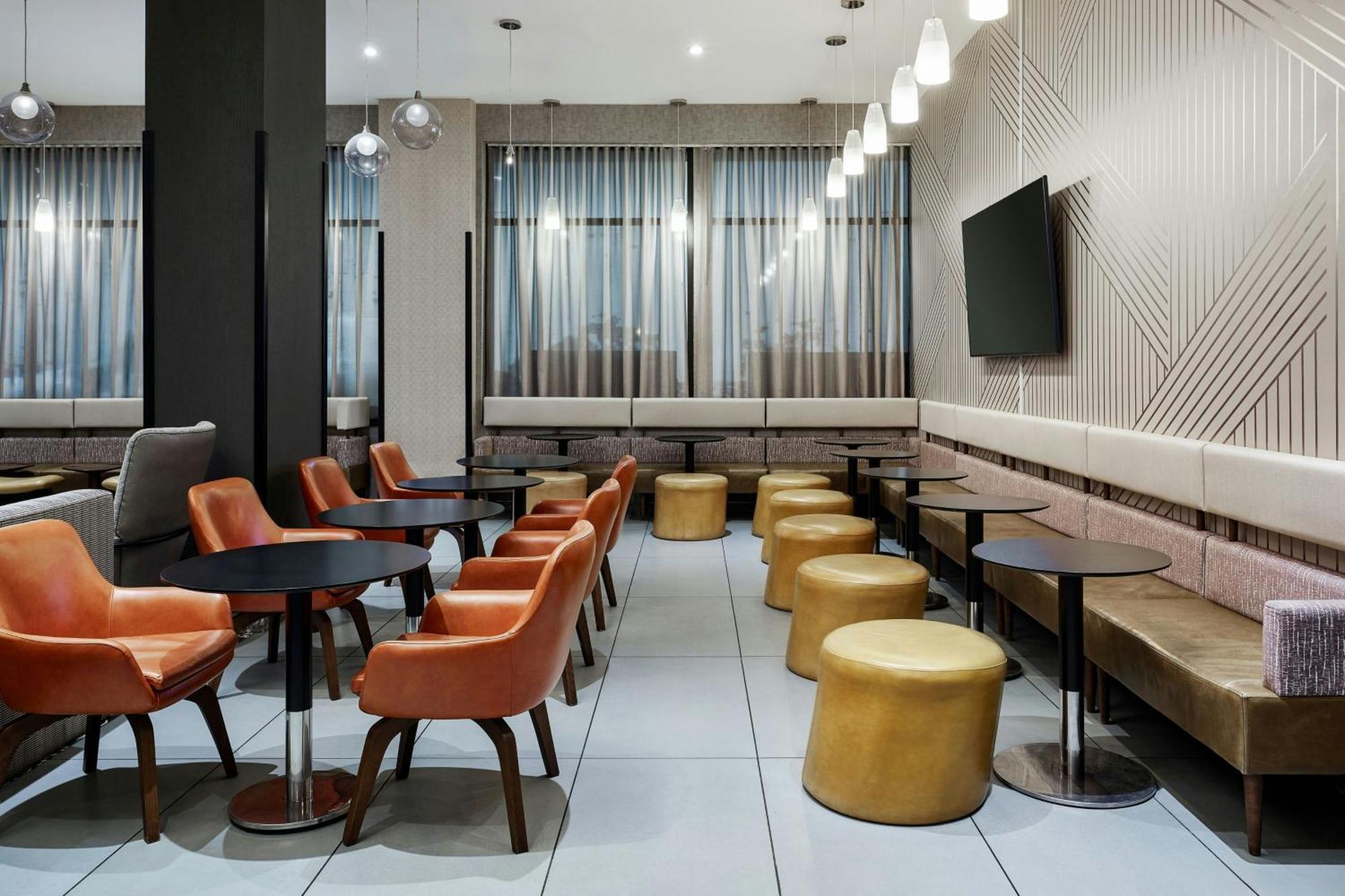 By Marriott Queens Hotel