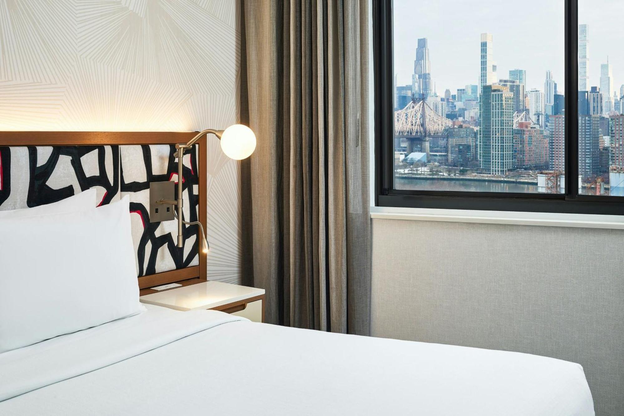 Hotel Springhill By Marriott Queens 3*