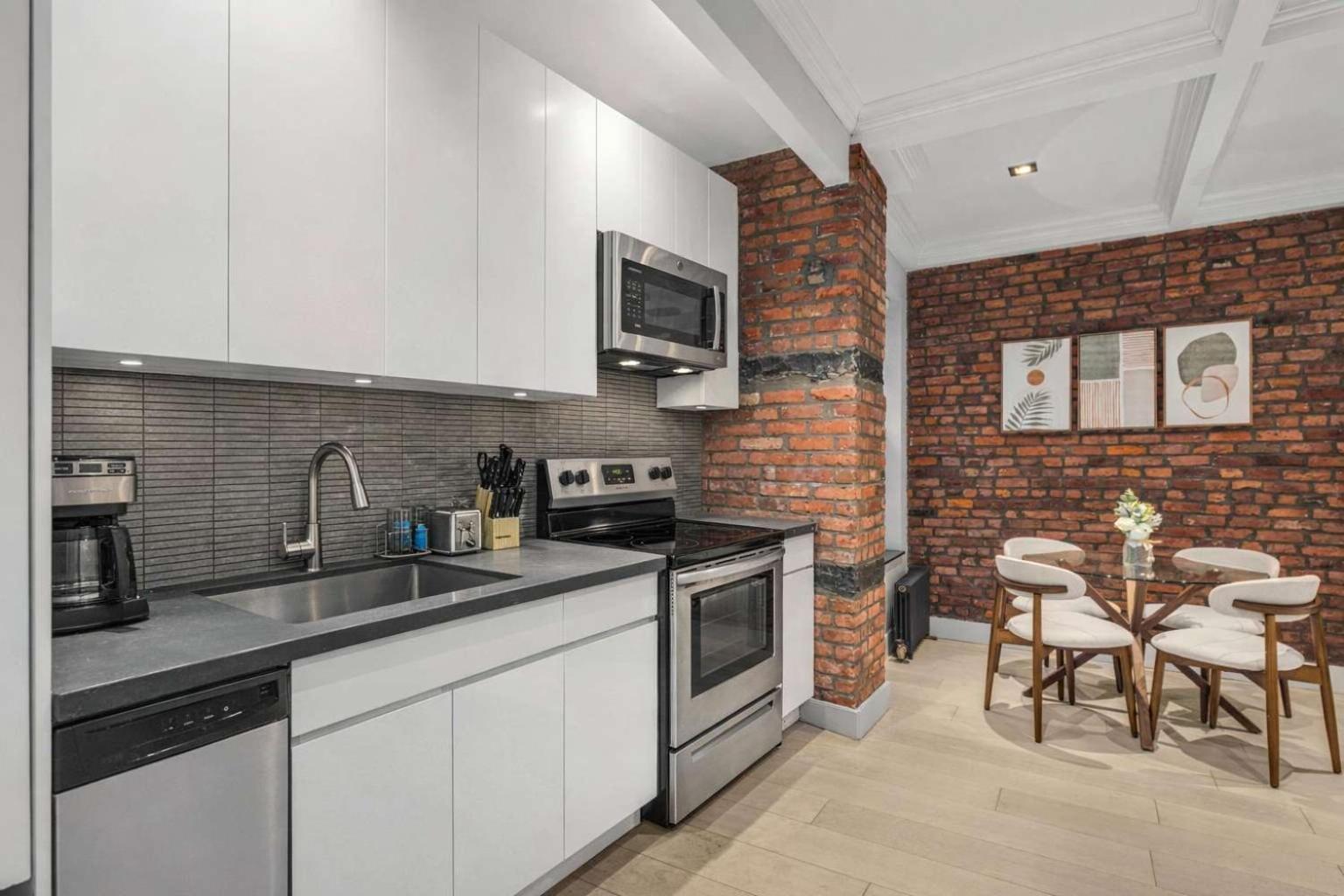 Bold Nyc In Fashionable Nolita Apartment New York