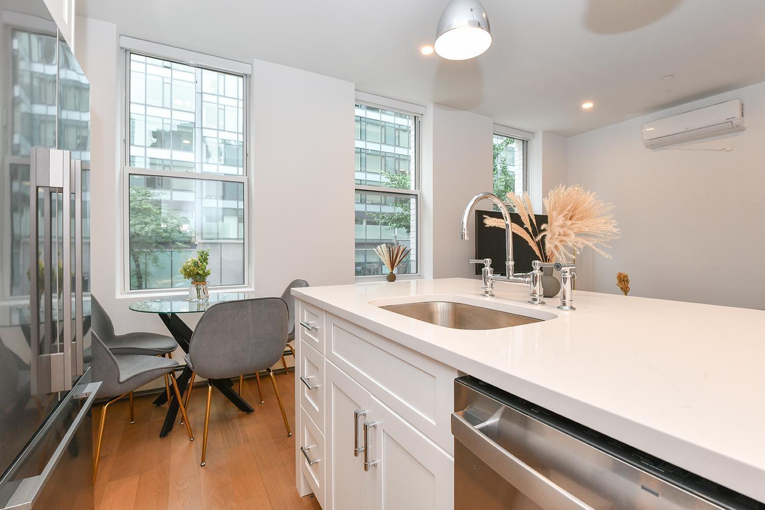 Sophisticated 3 Bedroom Duplex In The Heart Of Midtown Apartment *
