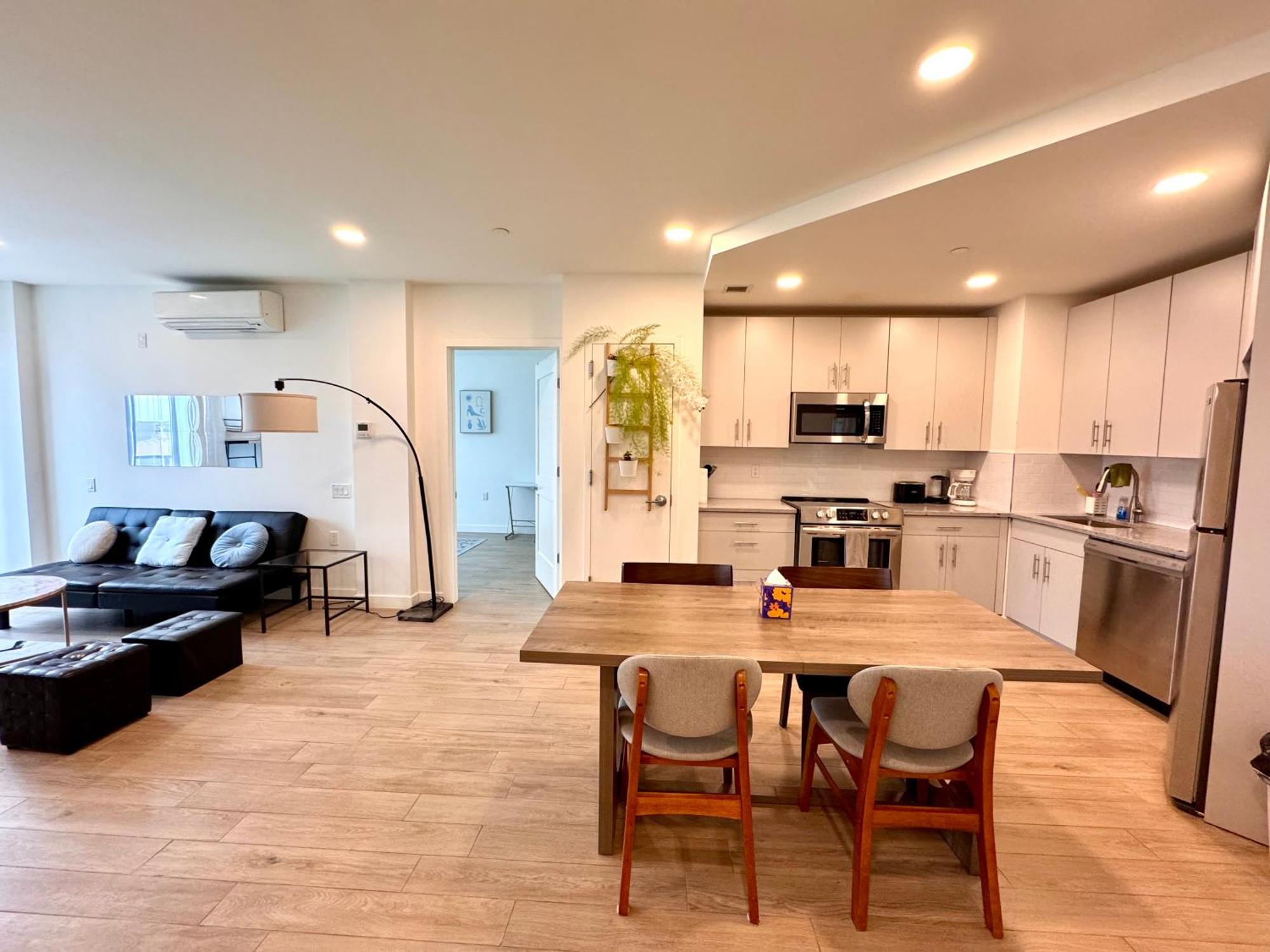 Peaceful Quiet Spacious New Modern Penthouse 3-bedroom With A Balcony