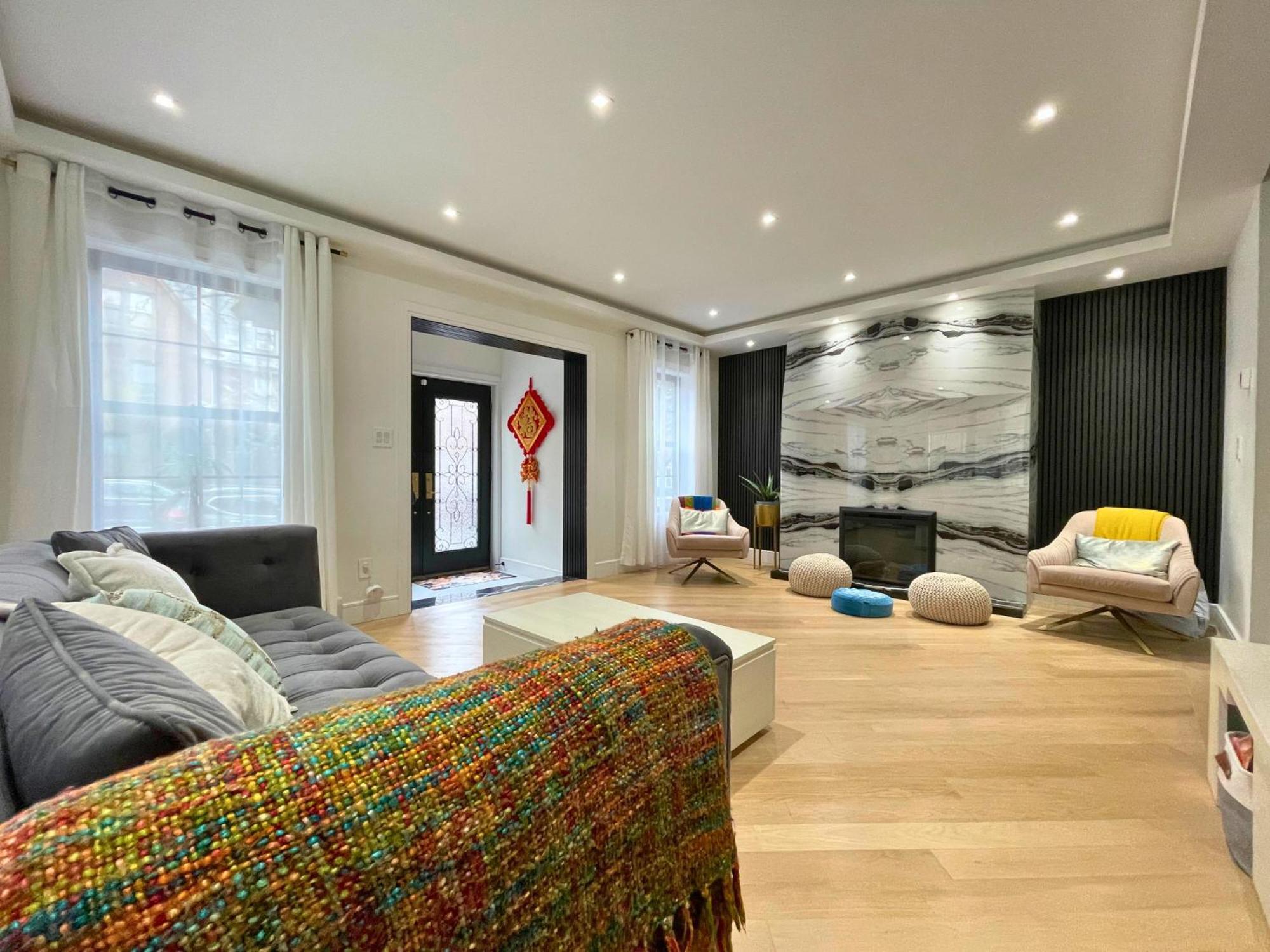 Great Location With Parking, 10 Min To Lga & Subway Homestay