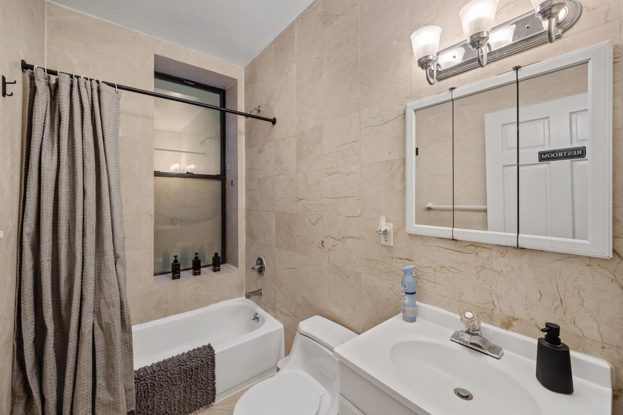 Guest house Double With Shared Bathroom In Times Square *