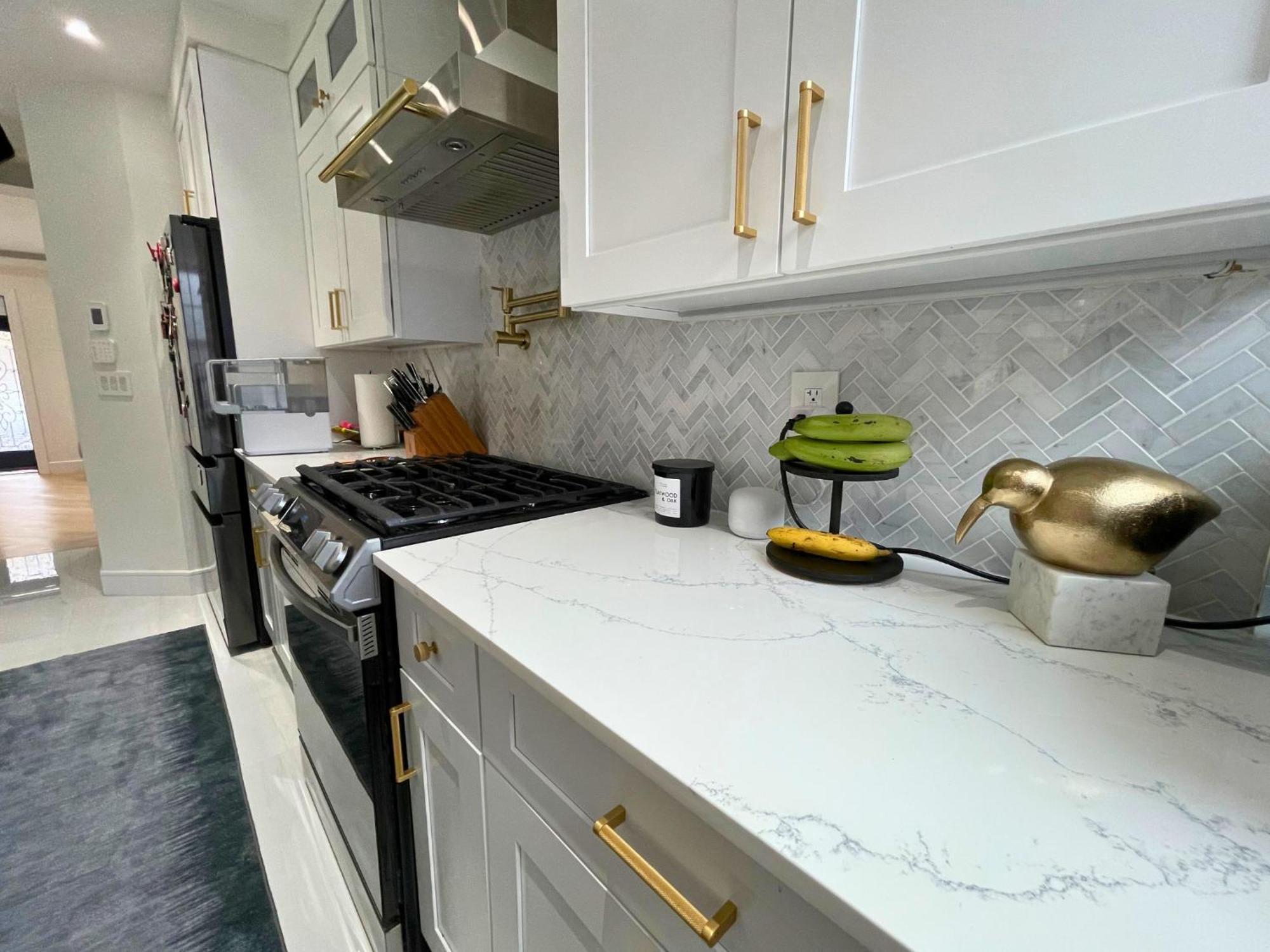 Great Location With Parking, 10 Min To Lga & Subway *