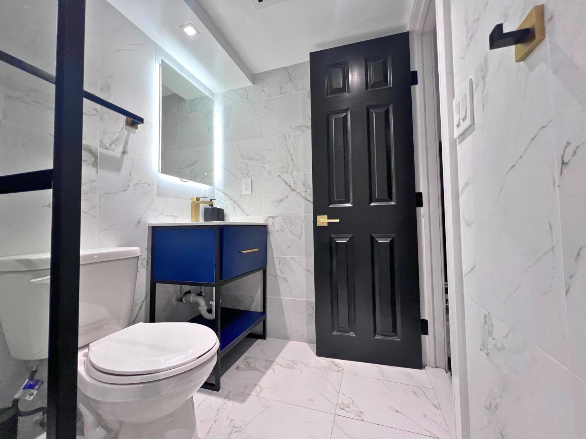 Great Location With Parking, 10 Min To Lga & Subway * New York