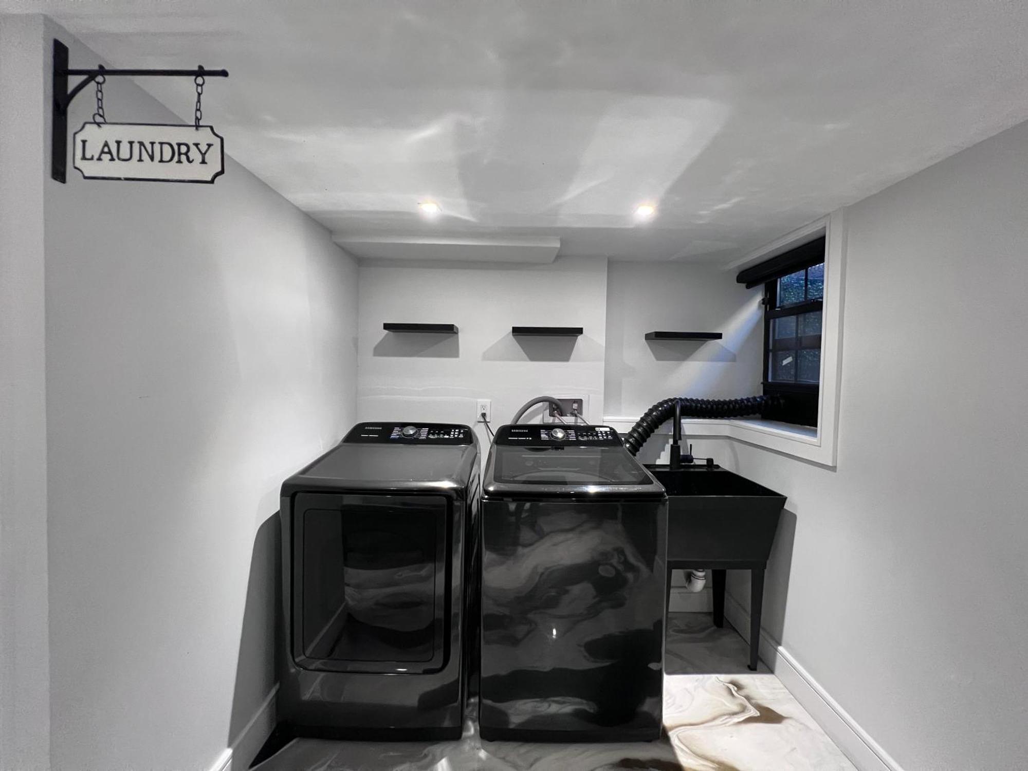 Homestay Great Location With Parking, 10 Min To Lga & Subway New York