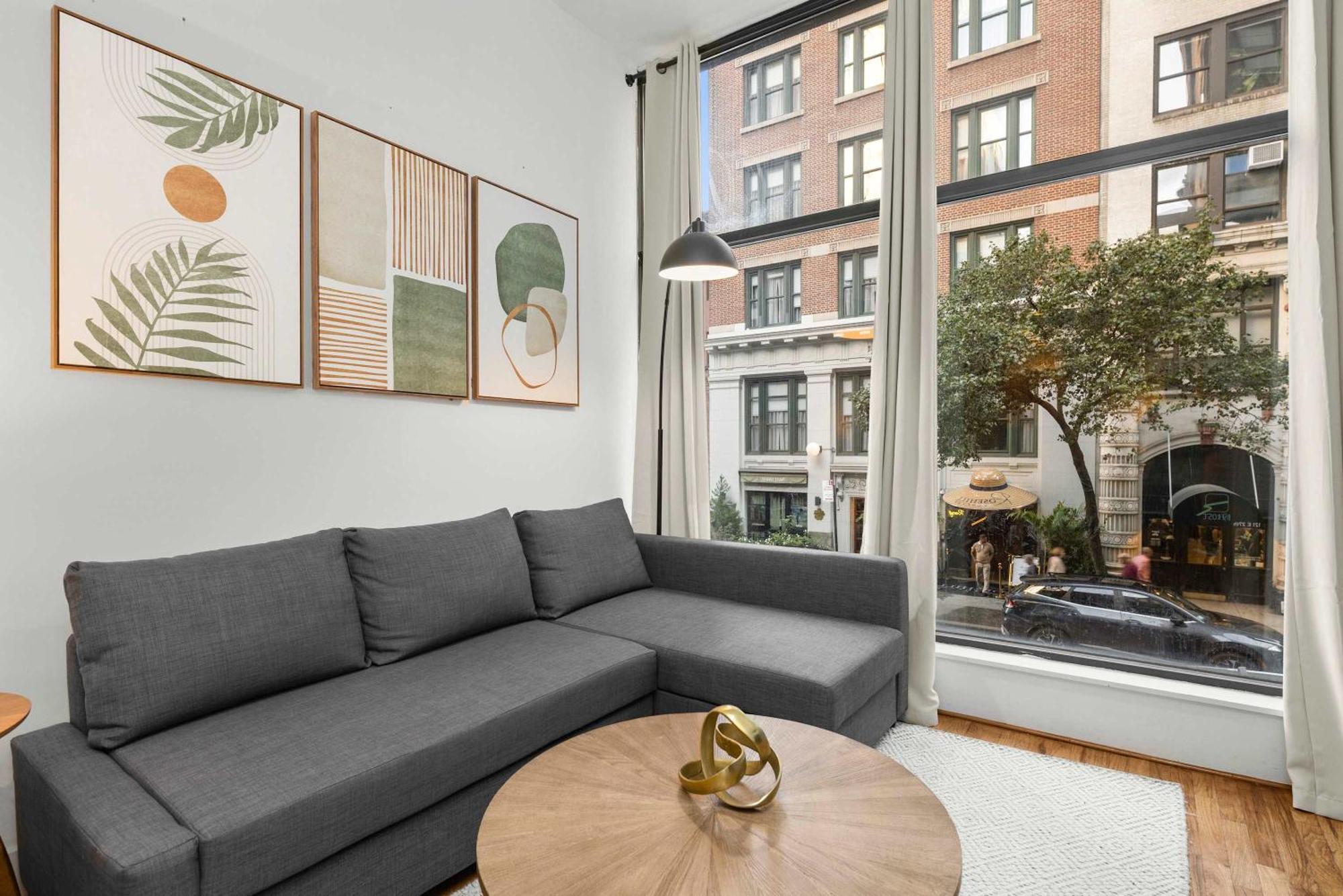 Stylish Manhattan Escape In Prime Spot Apartment