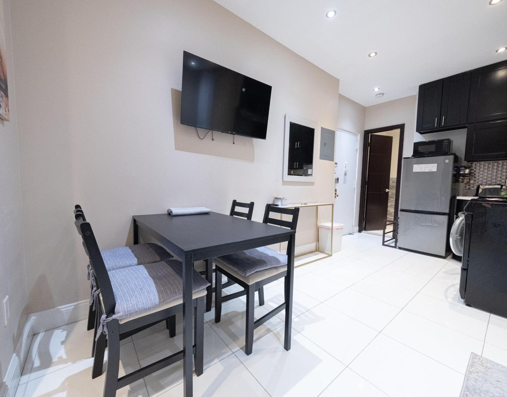 Comfy 2 Bedroom On Park West New York
