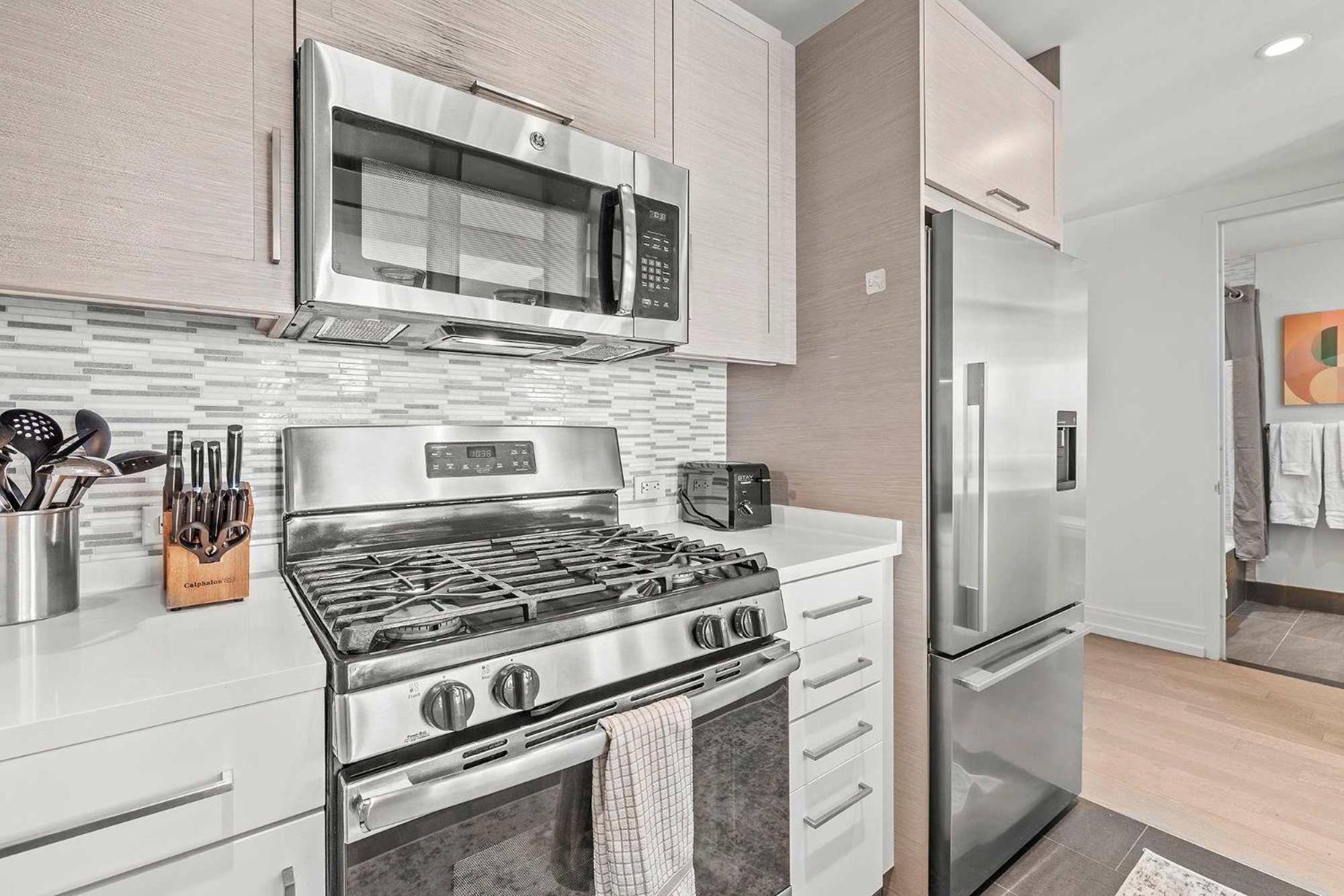 Spacious Luxury With Wash And Dryer Apartment *