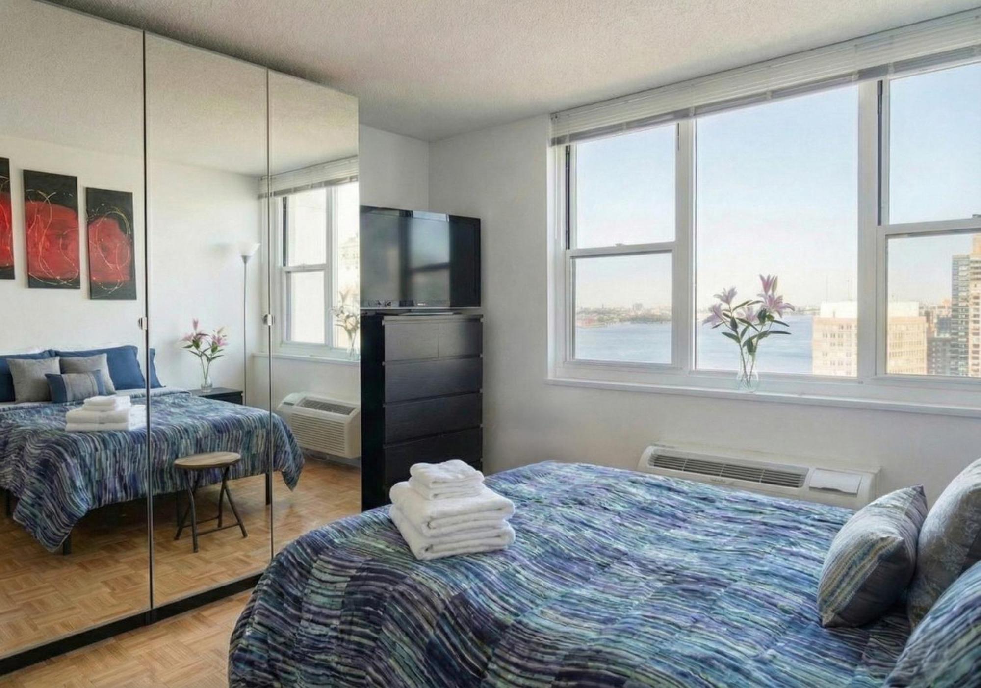 Skyline With Hudson Views Modern Battery Park Apartment
